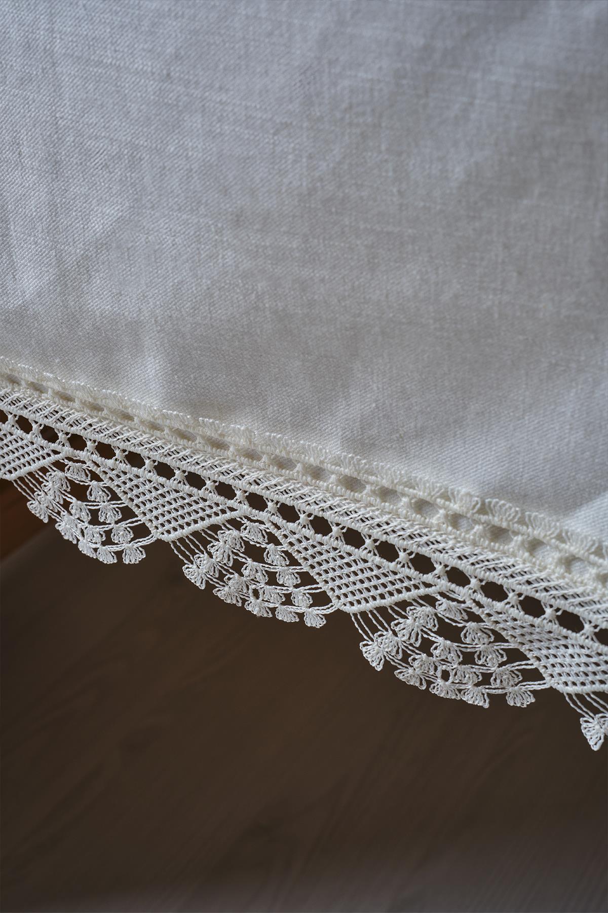 Nappe blanche en dentelle antitache, design à bordure élégante