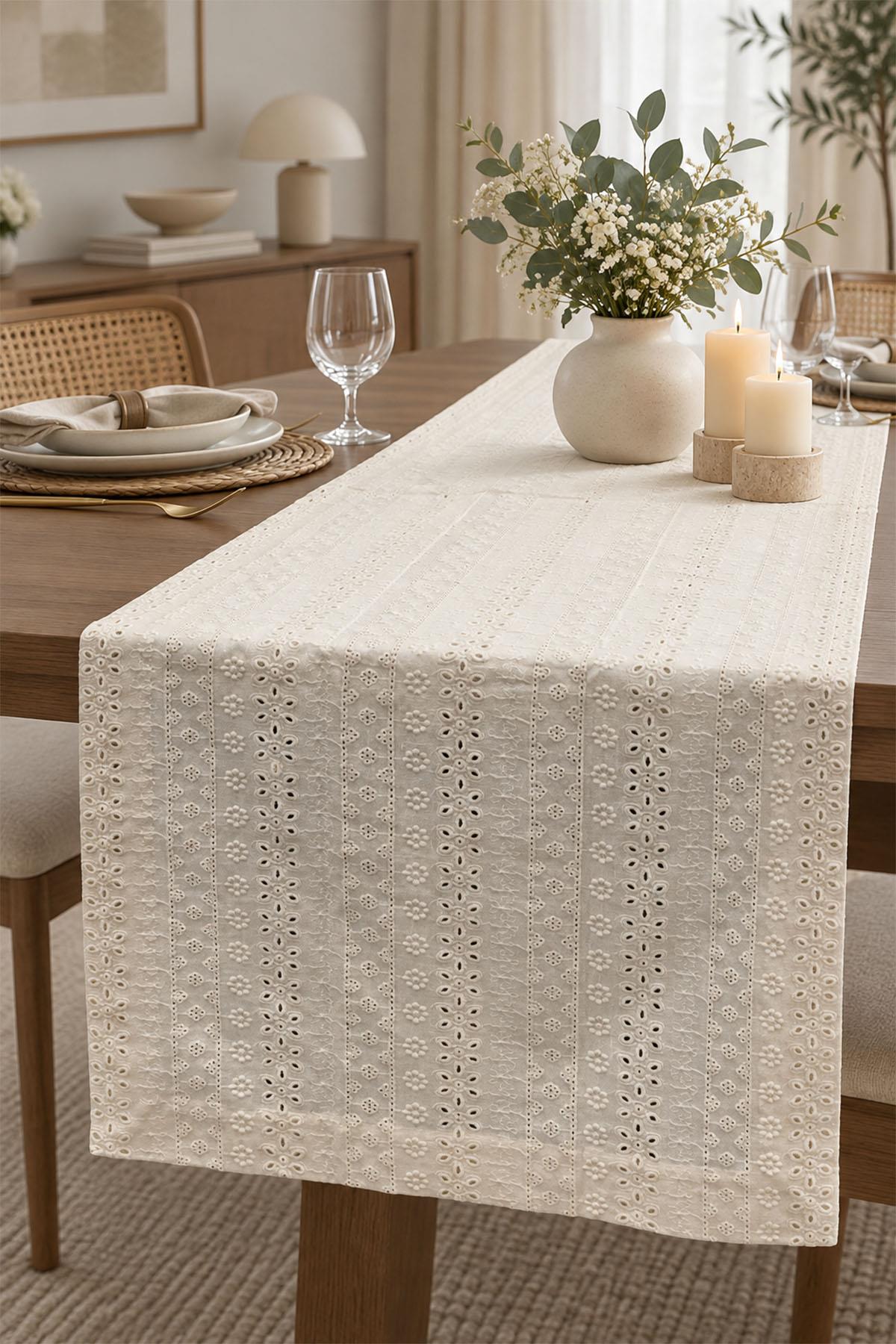 Chemin de table brodé Azalea, résistant aux taches et facile d'entretien (50 x 160 cm)