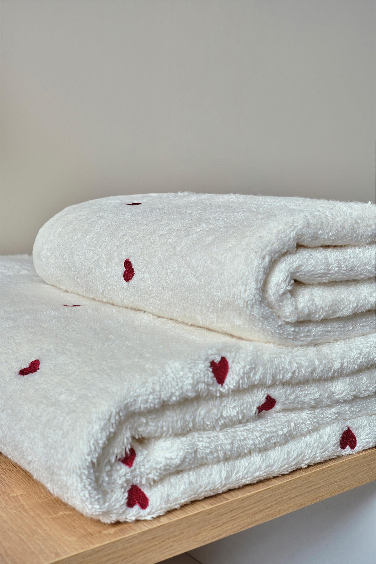Serviette de bain blanche et épaisse à motif de cœurs rouges, pour un confort élégant au quotidien.