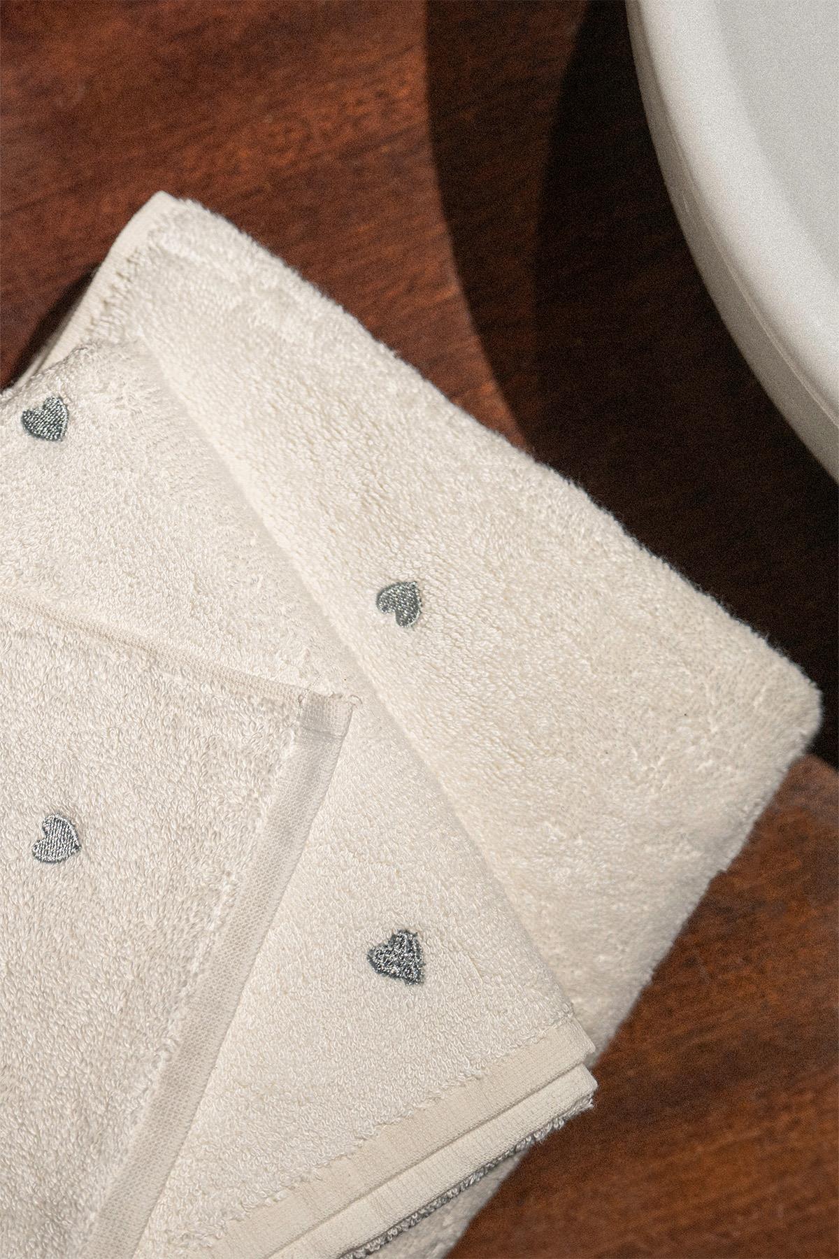 Ensemble de serviettes blanc, élégant et confortable avec de petits motifs de cœurs