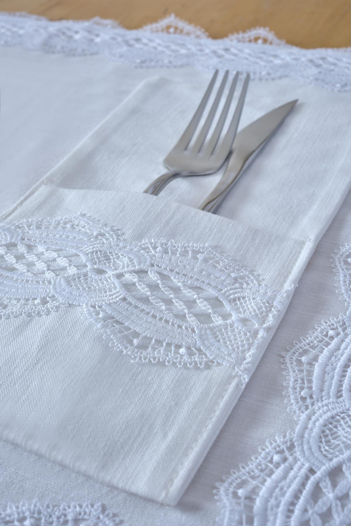 Fourchette et couteau dans un porte-serviette en tissu blanc avec détails en dentelle, décoration de table