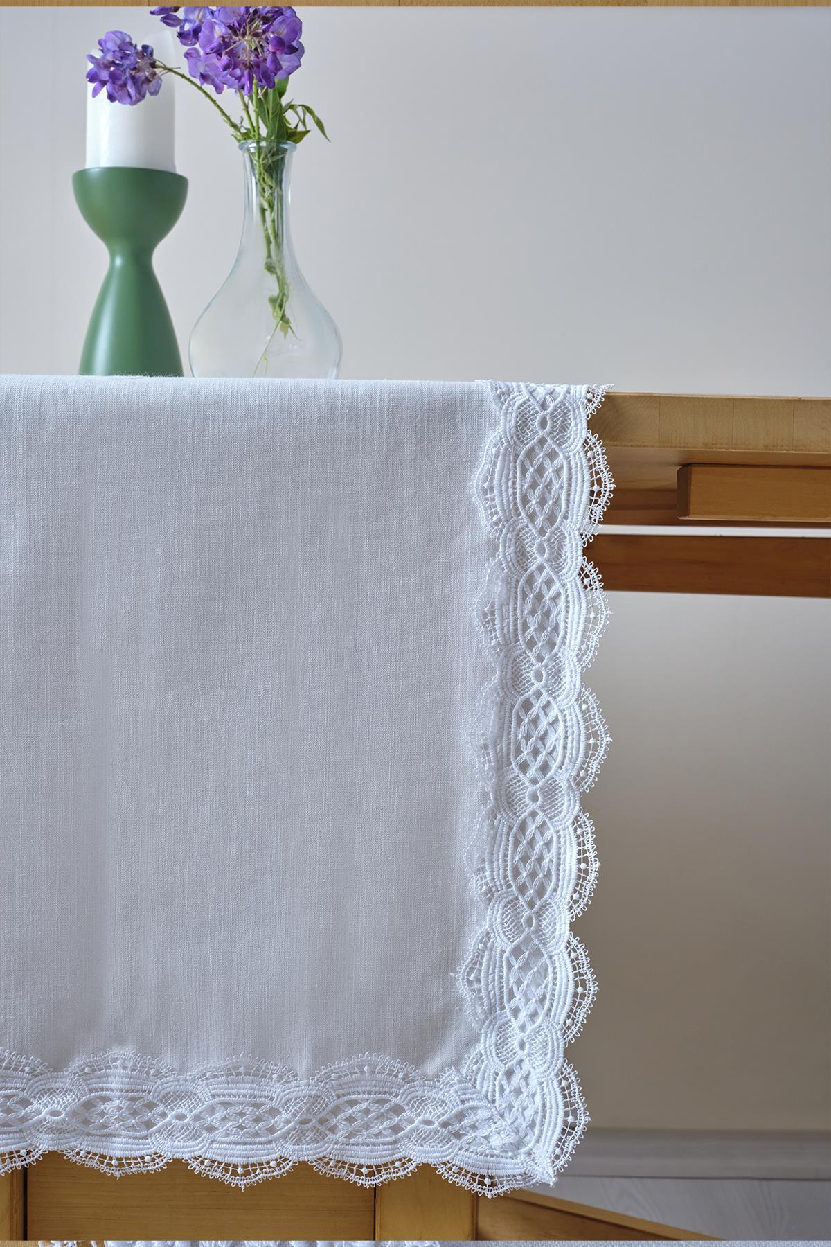 Chemin de table blanc à bordure en dentelle, décoration de table minimaliste et élégante avec fleurs et bougies