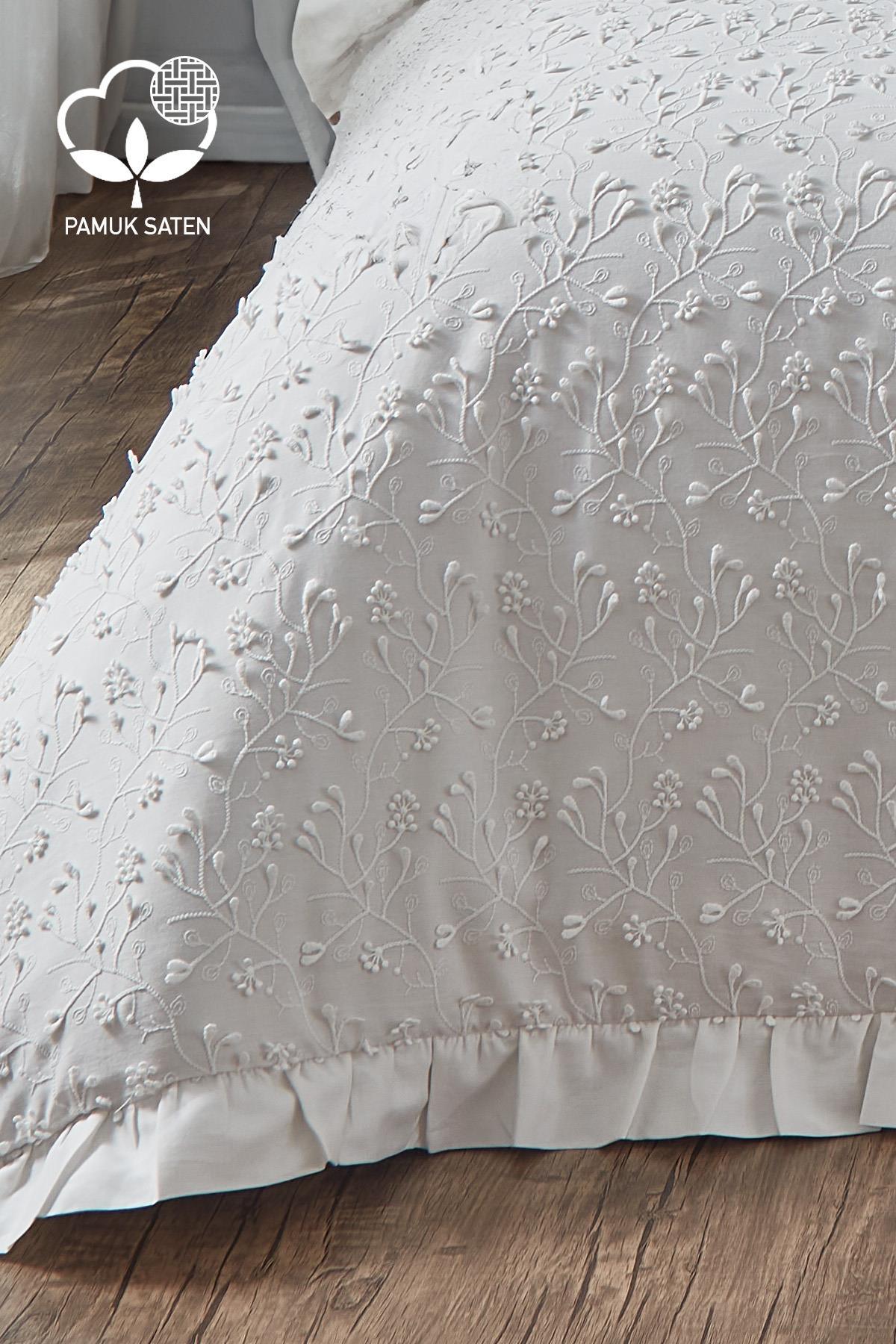 Parure de lit double en satin de coton blanc brodé, avec motifs de dentelle et de fleurs