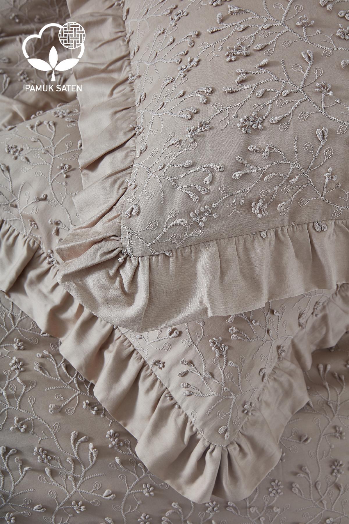 Parure de lit double en satin de coton beige brodé, avec détails en dentelle et aspect élégant