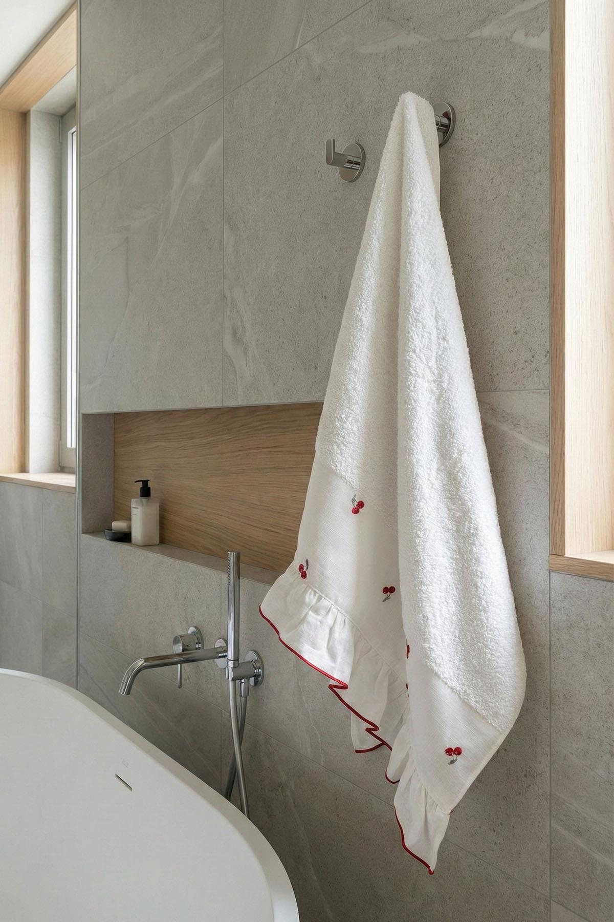 Essuie-mains brodé motif cerises (30 x 50 cm)