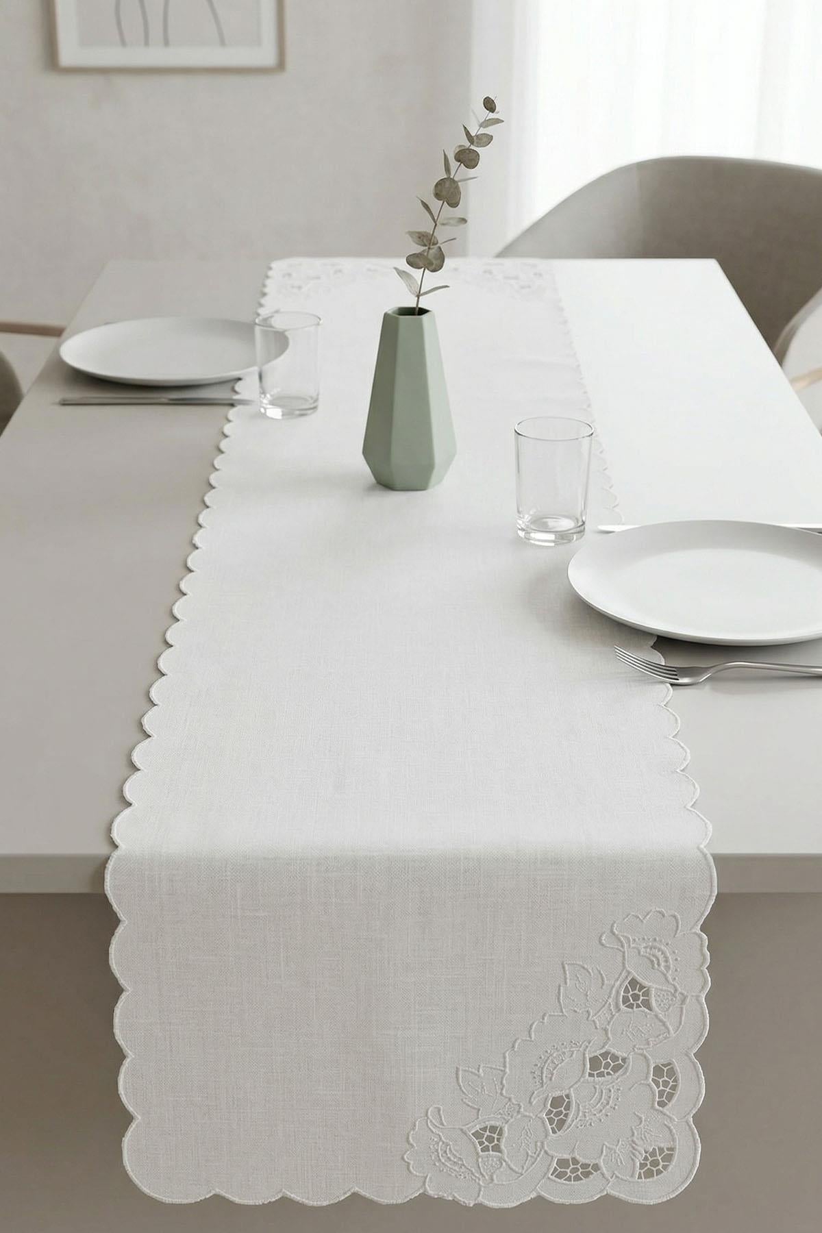 Runner de table antitache à motif ajouré (40 x 130 cm)