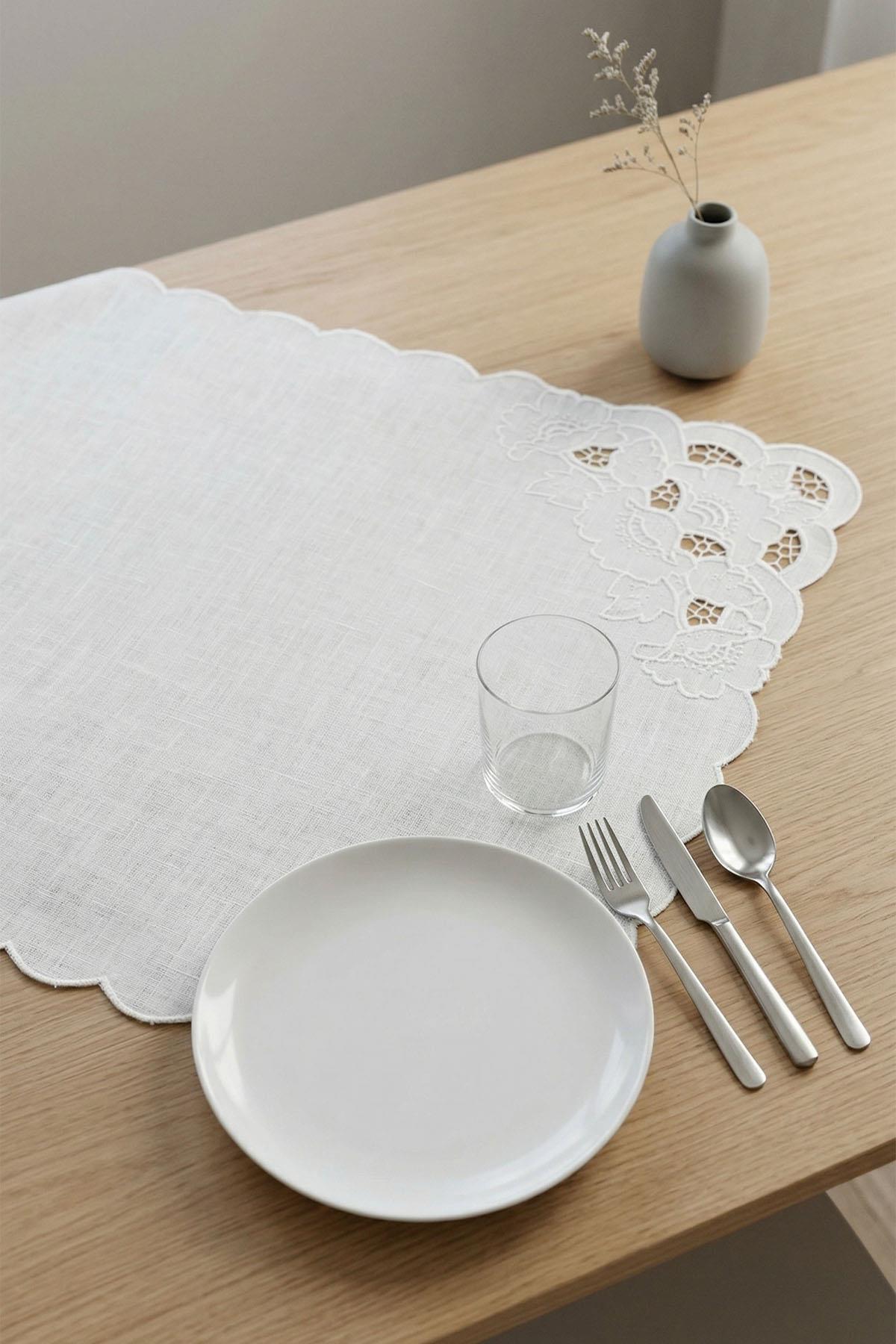Runner de table antitache à motif ajouré (40 x 130 cm)