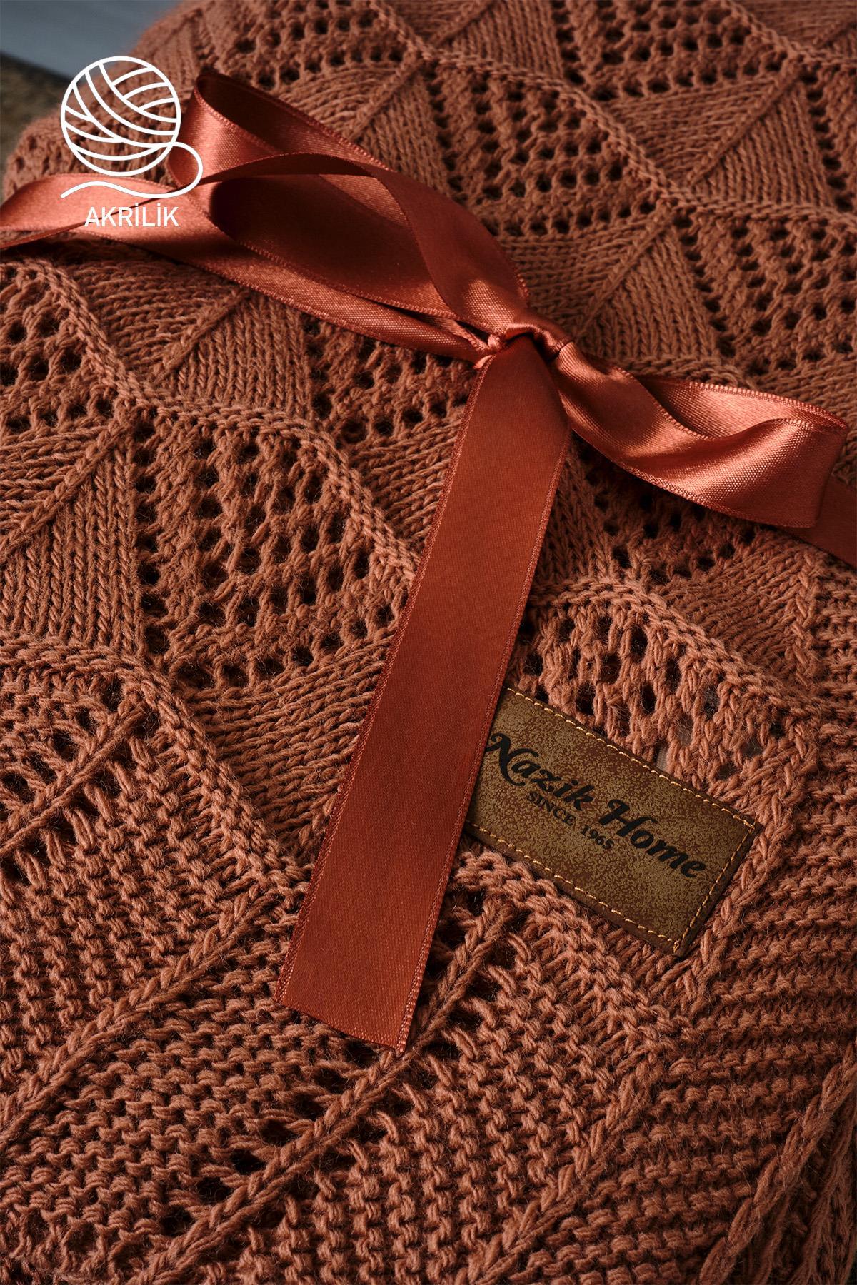 Couverture TV en tricot acrylique marron à texture décorative, emballée avec un ruban.