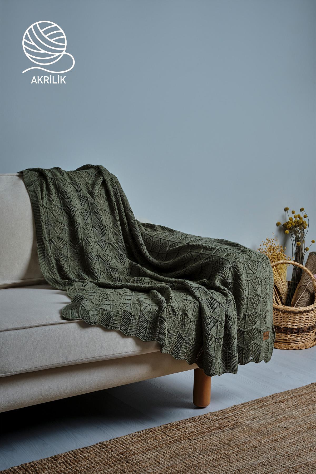Couverture TV en tricot acrylique vert, sur un canapé, décorative dans un salon moderne