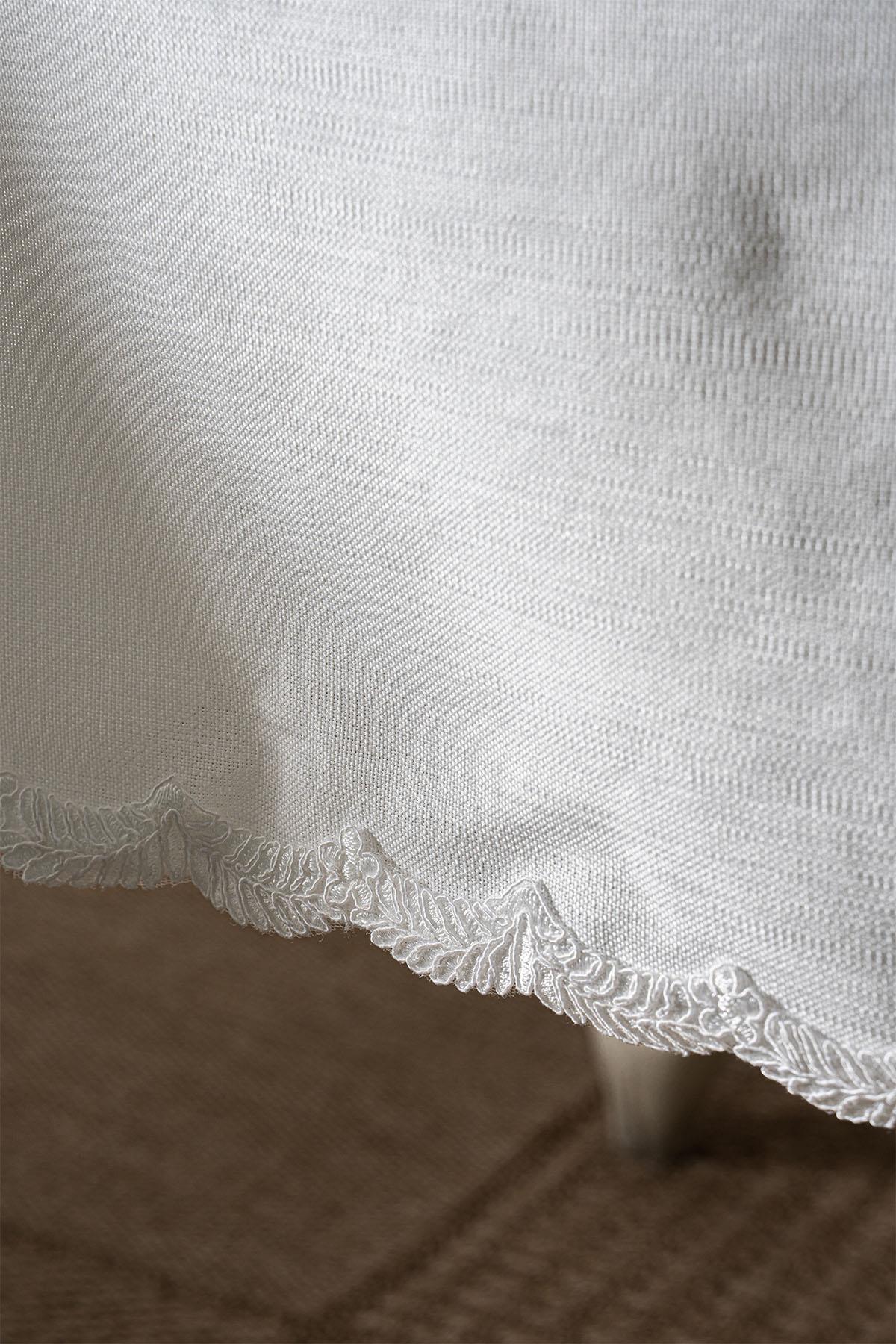 Nappe carrée élégante brodée, résistante aux taches et facile d'entretien (100 x 100 cm)