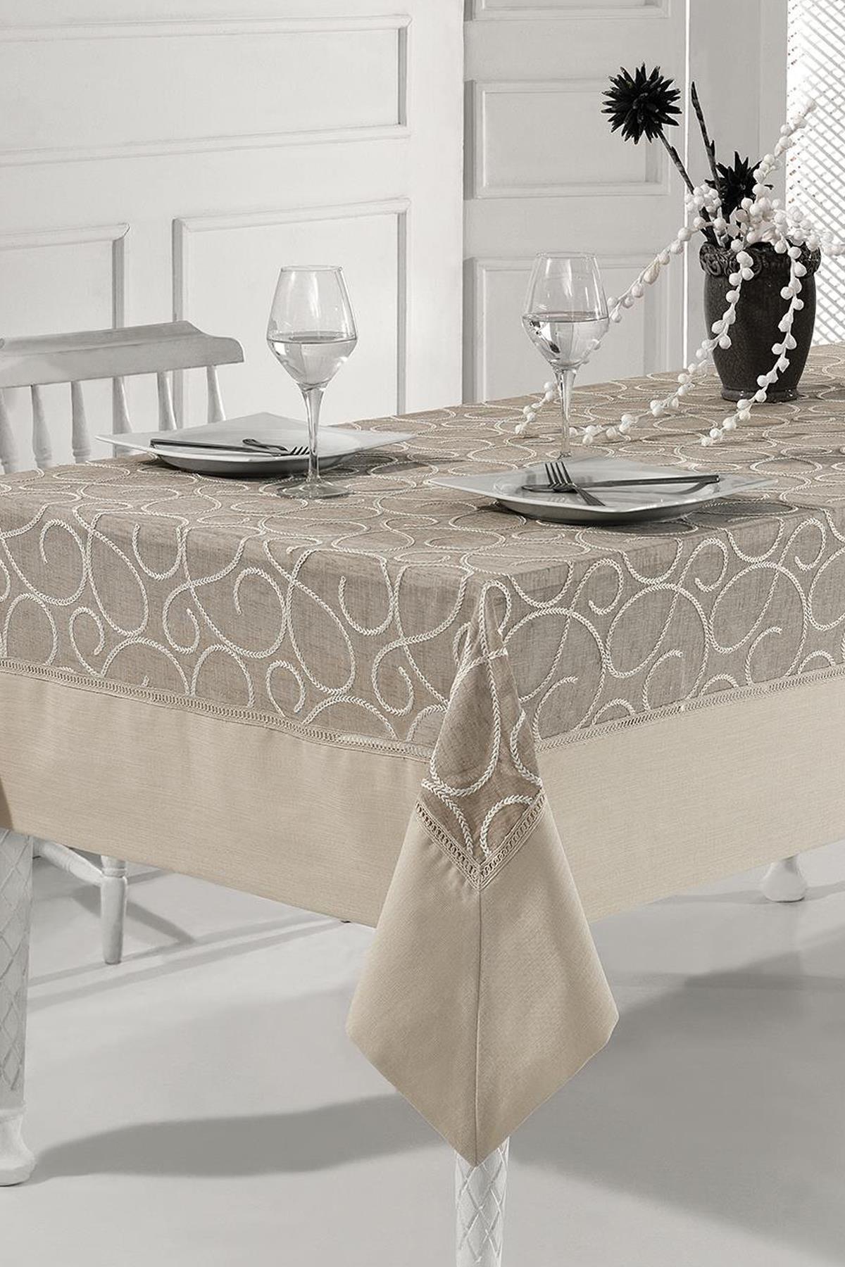 Nappe beige à motifs, présentée avec un élégant service de table pour deux personnes sur une table à manger moderne