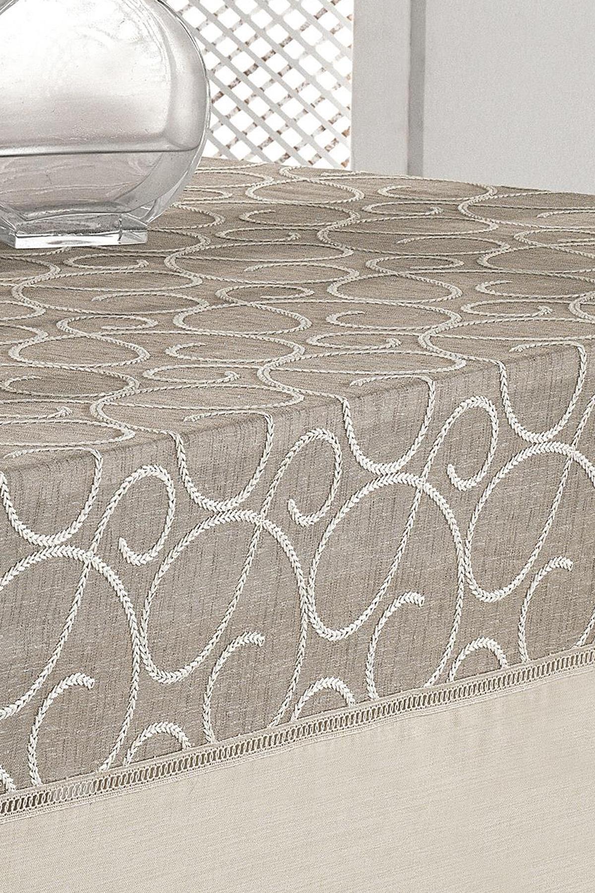 Nappe rectangulaire beige à motifs, antitache et facile d'entretien, avec un vase sobre posé sur la table
