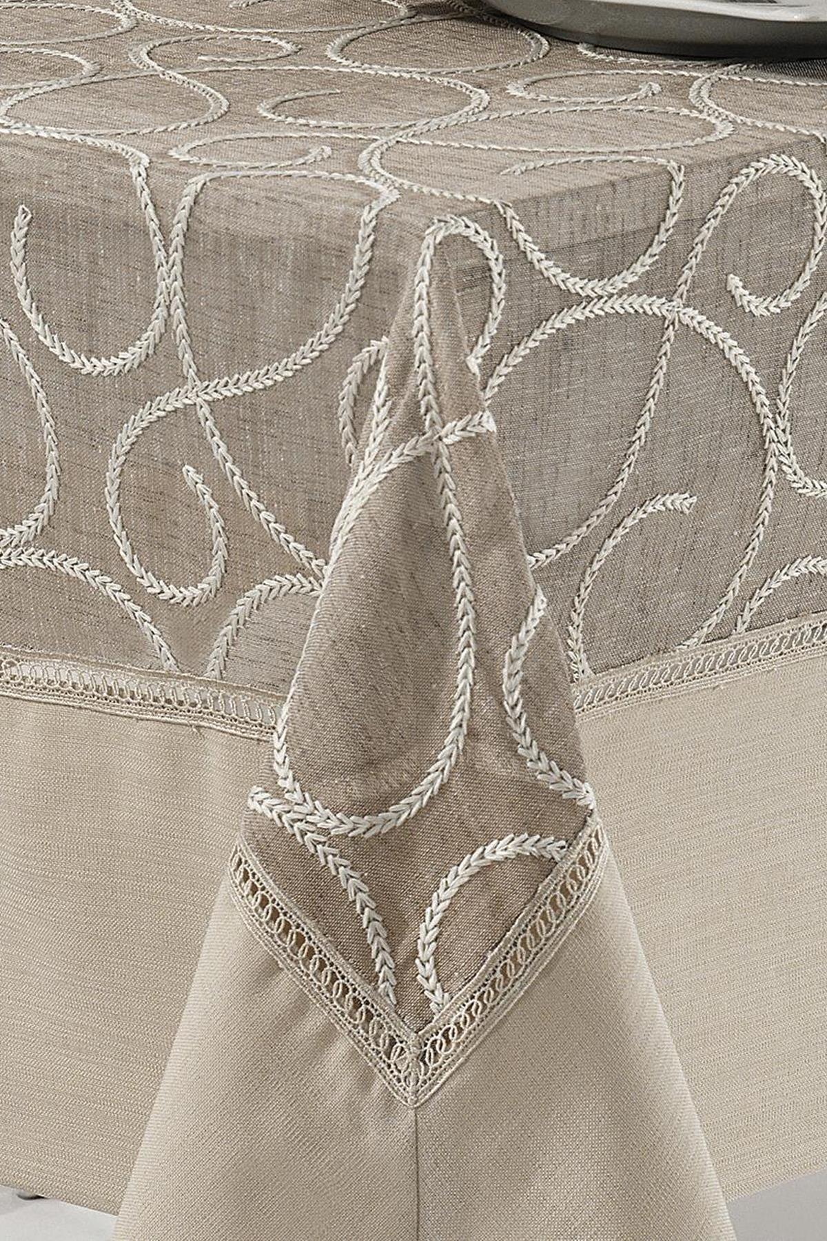 Nappe beige à motifs avec serviettes assorties, pour une décoration de salon moderne.