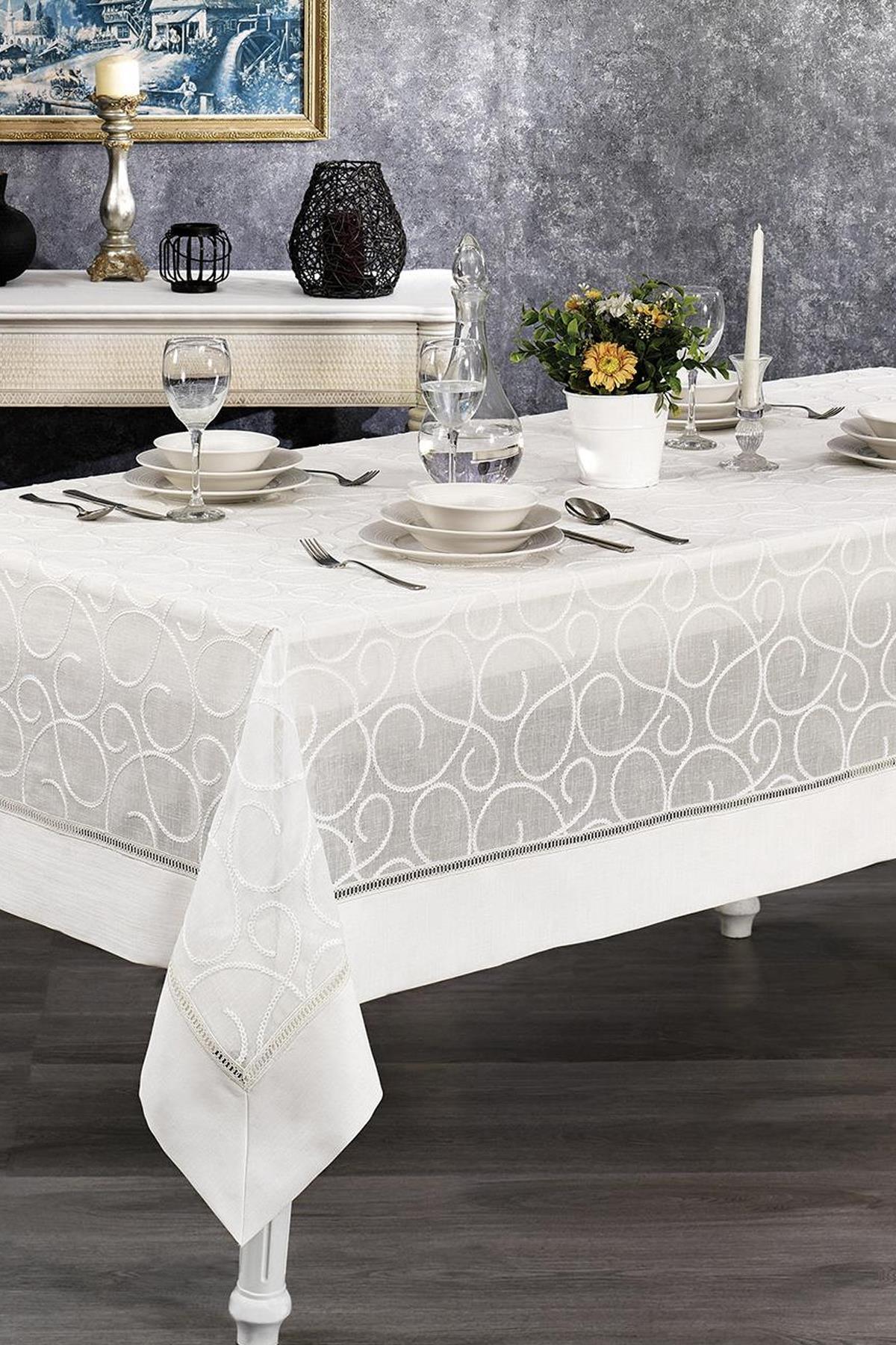 Nappe blanche antitache et infroissable sur une table au design moderne et élégant
