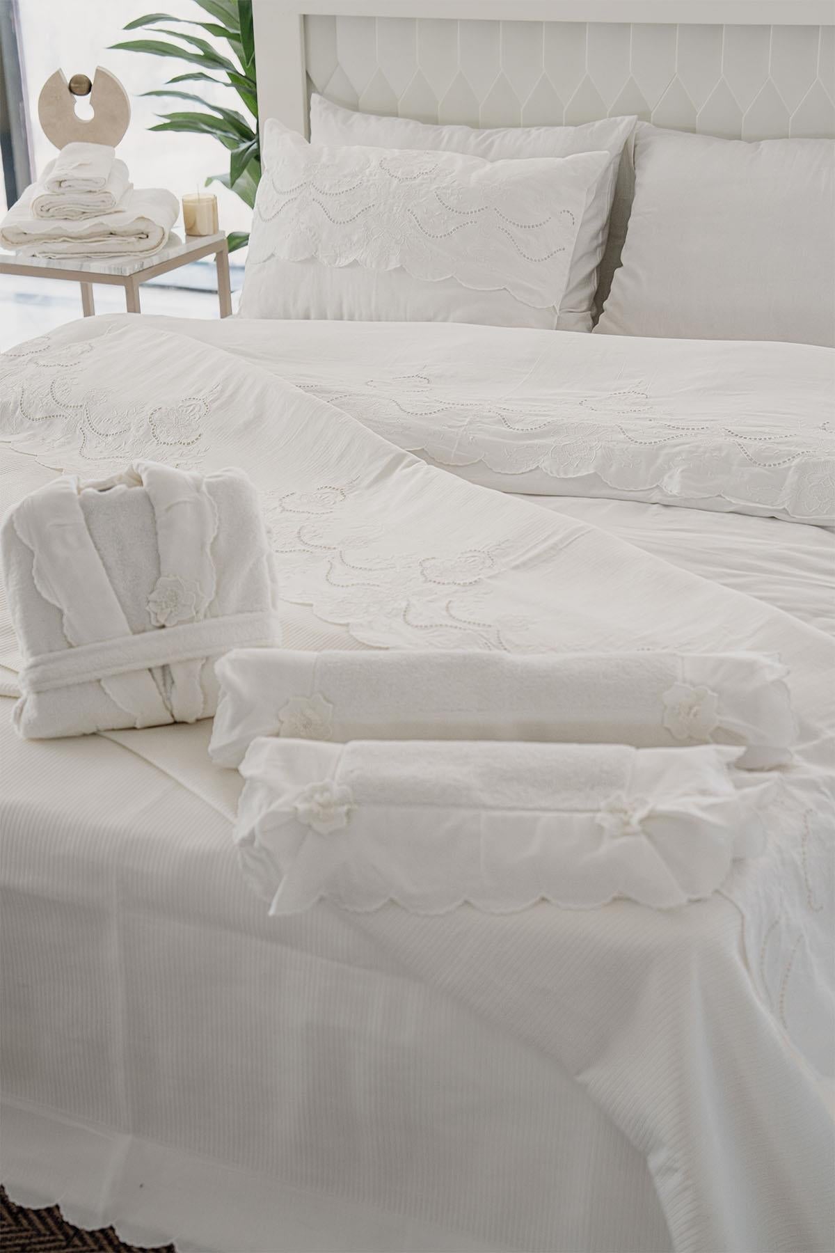 Housse de couette et couette 7 pièces Hanzade à broderies florales, format king size