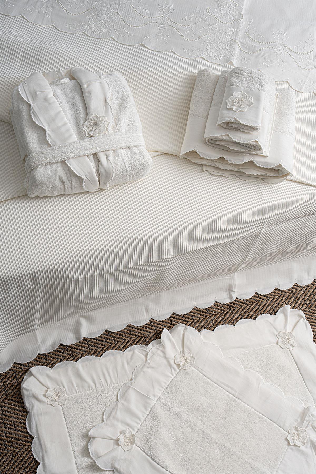 Housse de couette et couette 7 pièces Hanzade à broderies florales, format king size