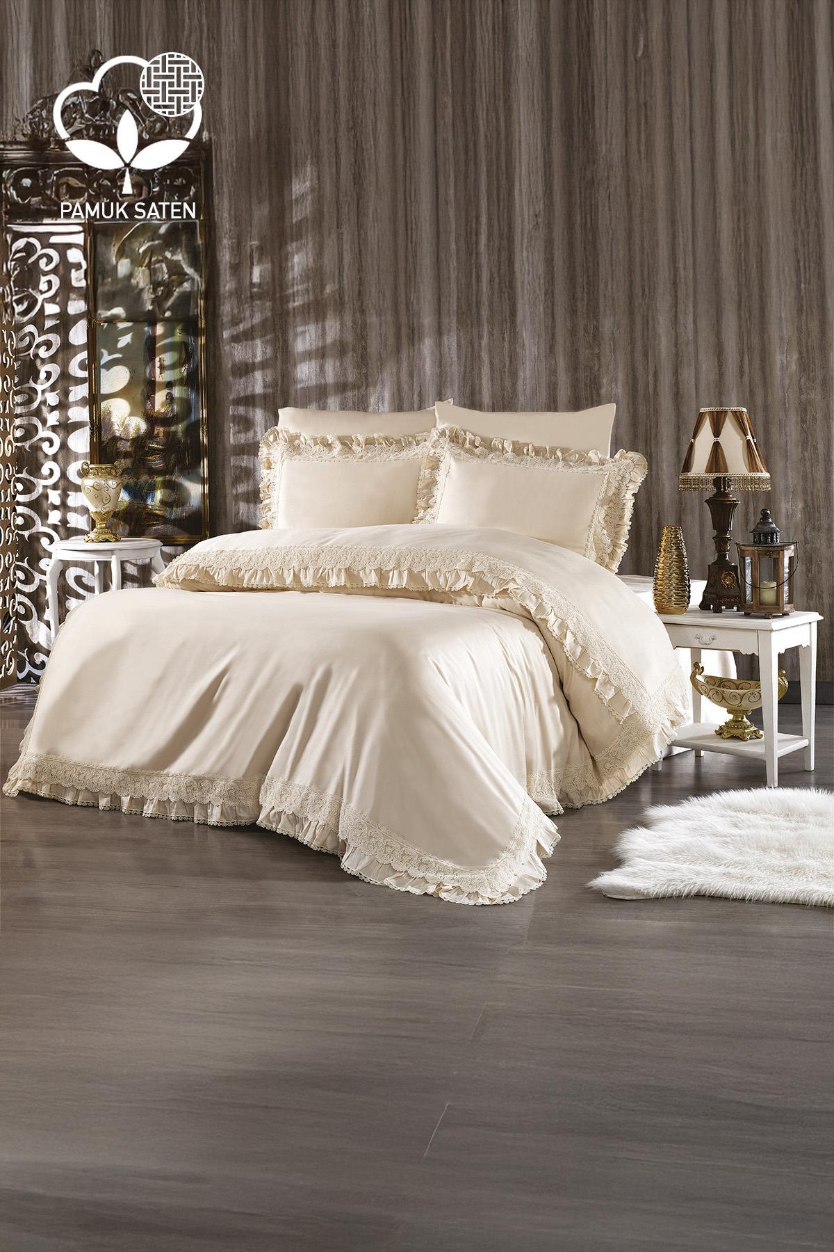 Parure de lit double en satin de coton bio couleur crème avec dentelle dans une chambre moderne