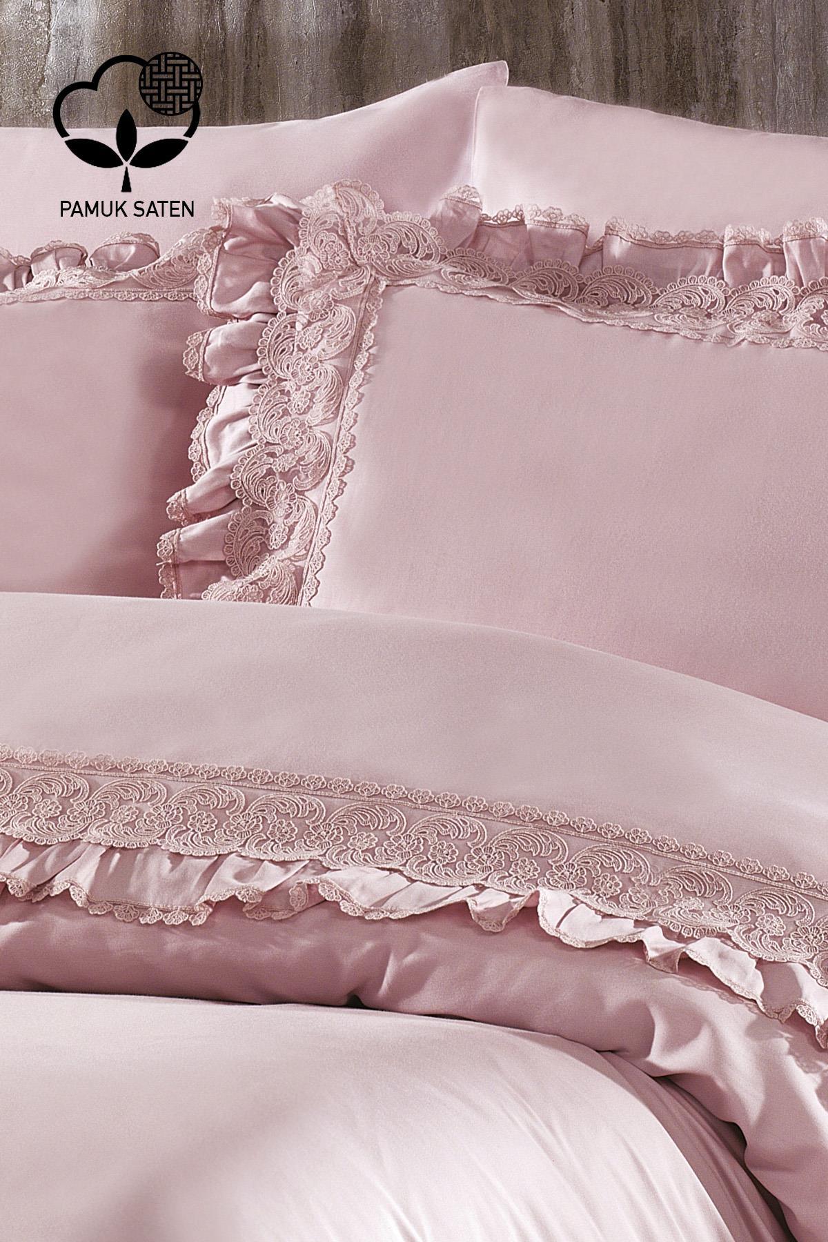 Parure de lit double en satin de coton bio avec dentelle rose, détails élégants.