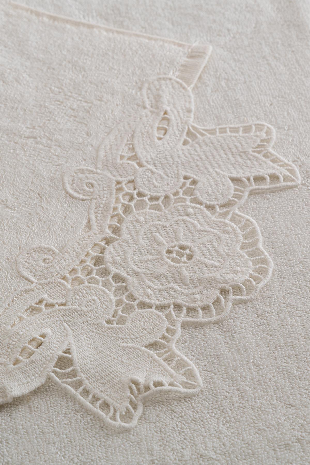 Serviette en coton crème avec détails en dentelle, motif floral et texture douce