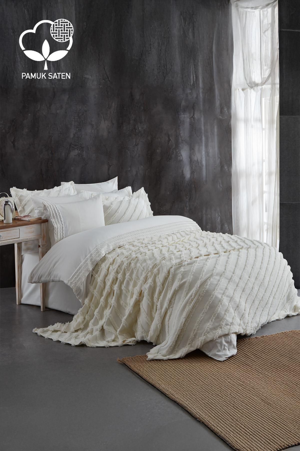 Parure de lit double en satin de coton blanc avec couvre-lit, disposée dans une chambre moderne