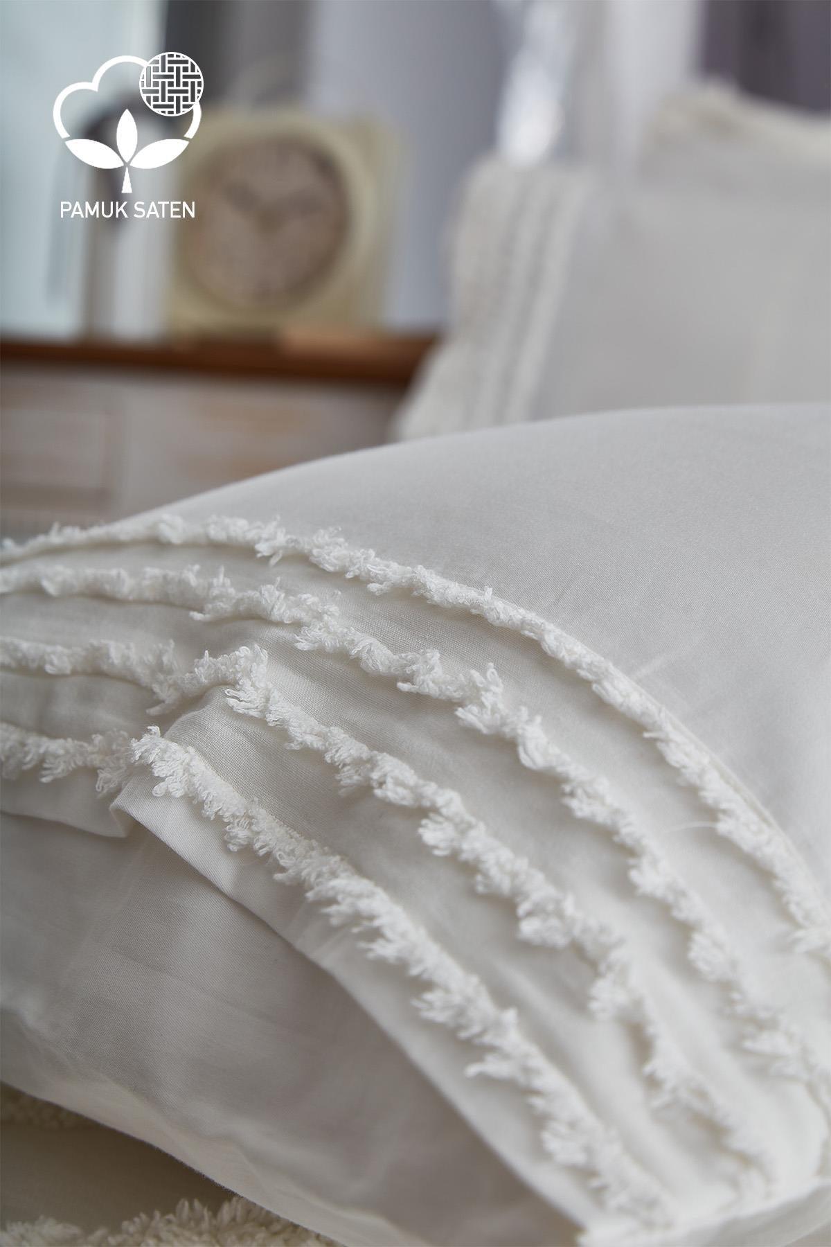 Photo détaillée d'une parure de lit en satin de coton blanc avec pompons