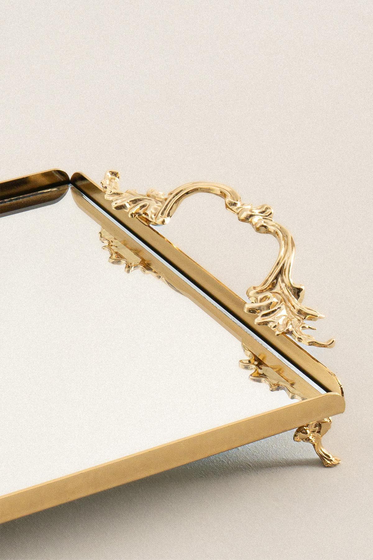 Plateau rectangulaire moyen en métal doré avec poignées élégantes et pieds décoratifs