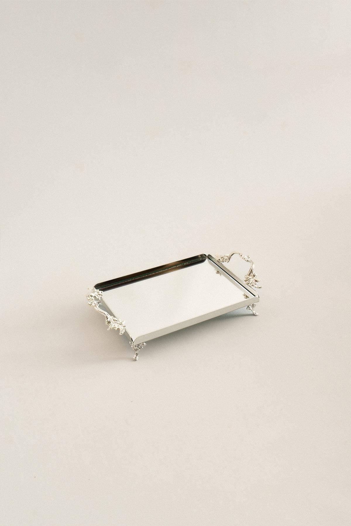 Mini plateau argenté sur pied avec anses élégantes, design rectangulaire et épuré