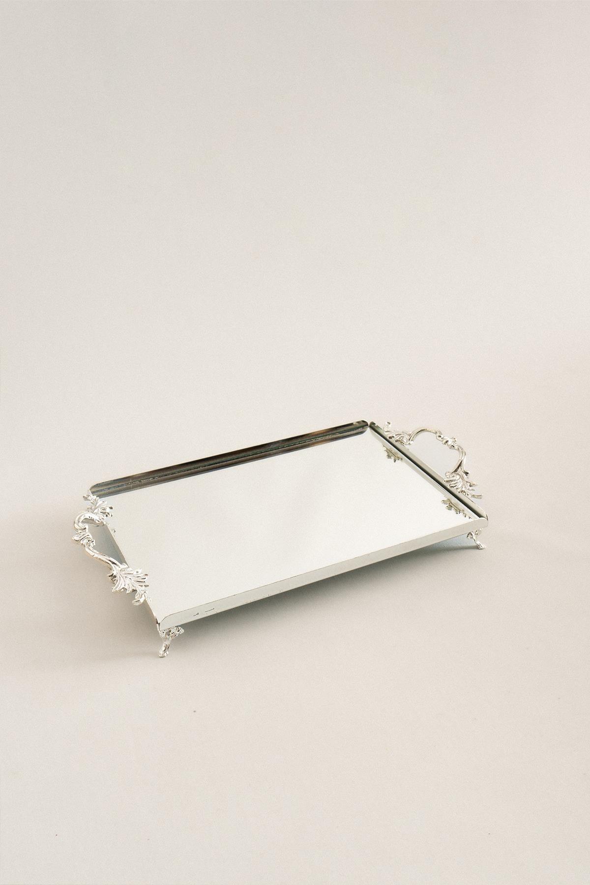 Plateau rectangulaire en métal argenté avec anses élégantes, fond miroir, taille moyenne, 32x22 cm.