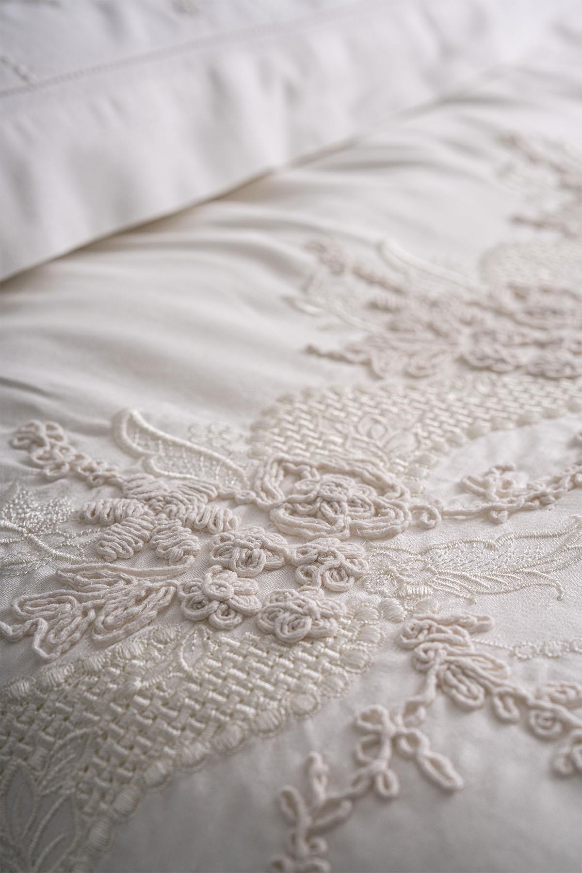 Madeira 3D Knitted Flower Embroidered Super King Size 7-Piece Duvet Cover + Quilt Set