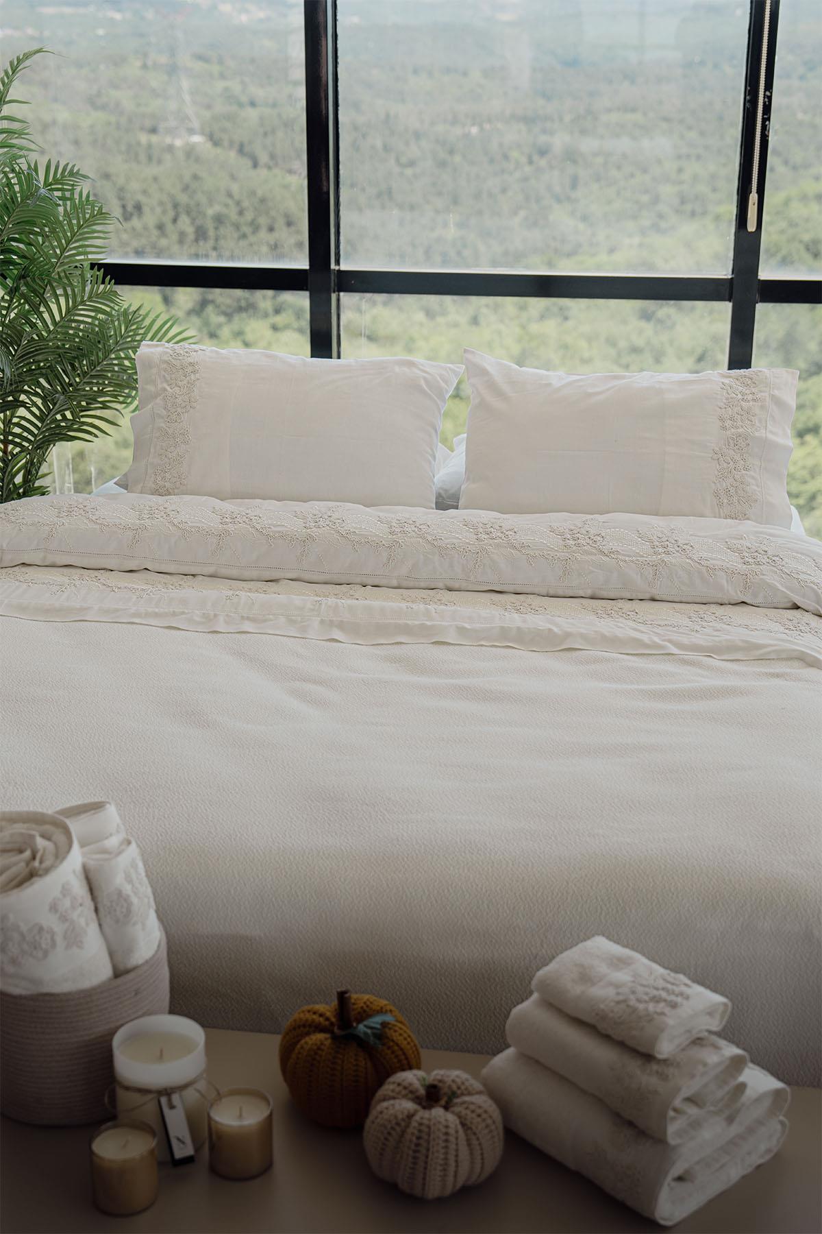 Parure de lit 7 pièces Madeira, taille Super King, avec broderie florale 3D et couette.