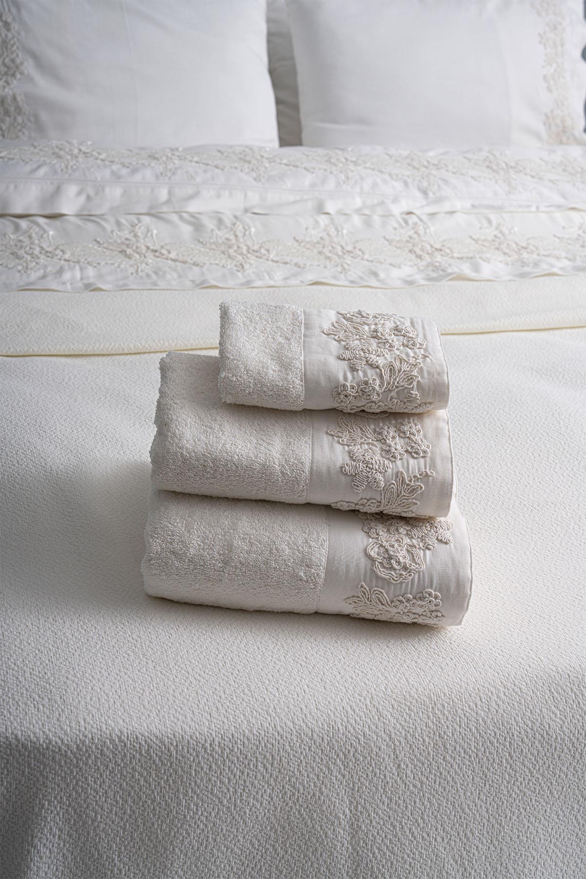 Parure de lit 7 pièces Madeira, taille Super King, avec broderie florale 3D et couette.