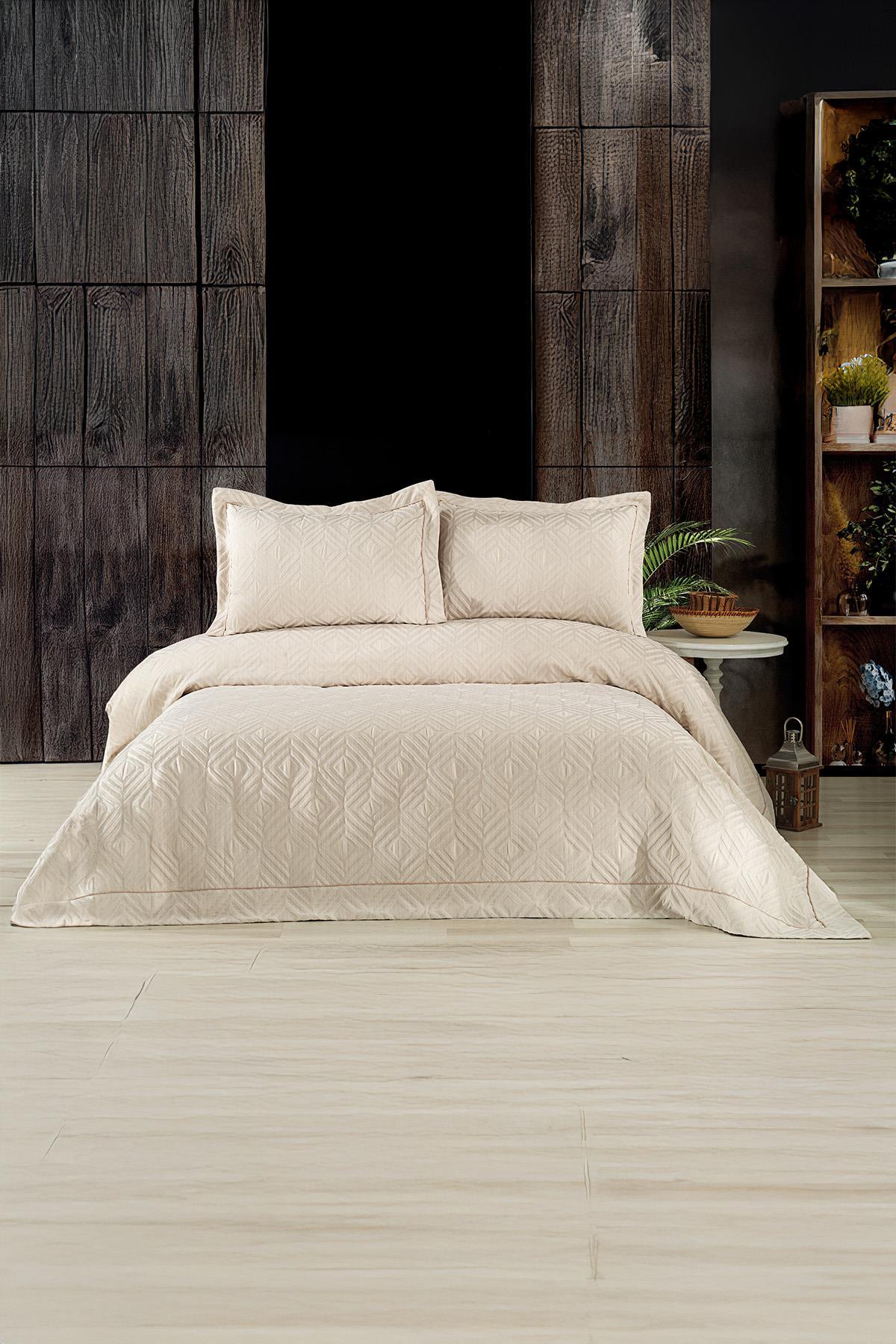 Couvre-lit double jacquard à motif géométrique beige avec oreillers, dans une chambre moderne.