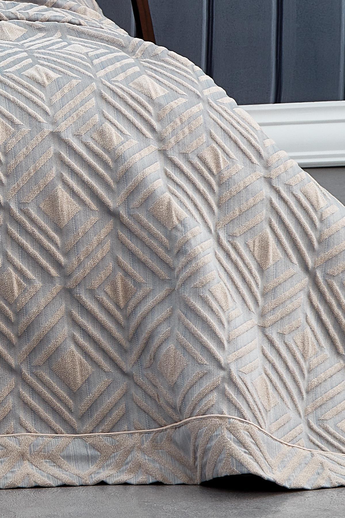 Vue détaillée d'un couvre-lit double en jacquard à motif géométrique gris et beige