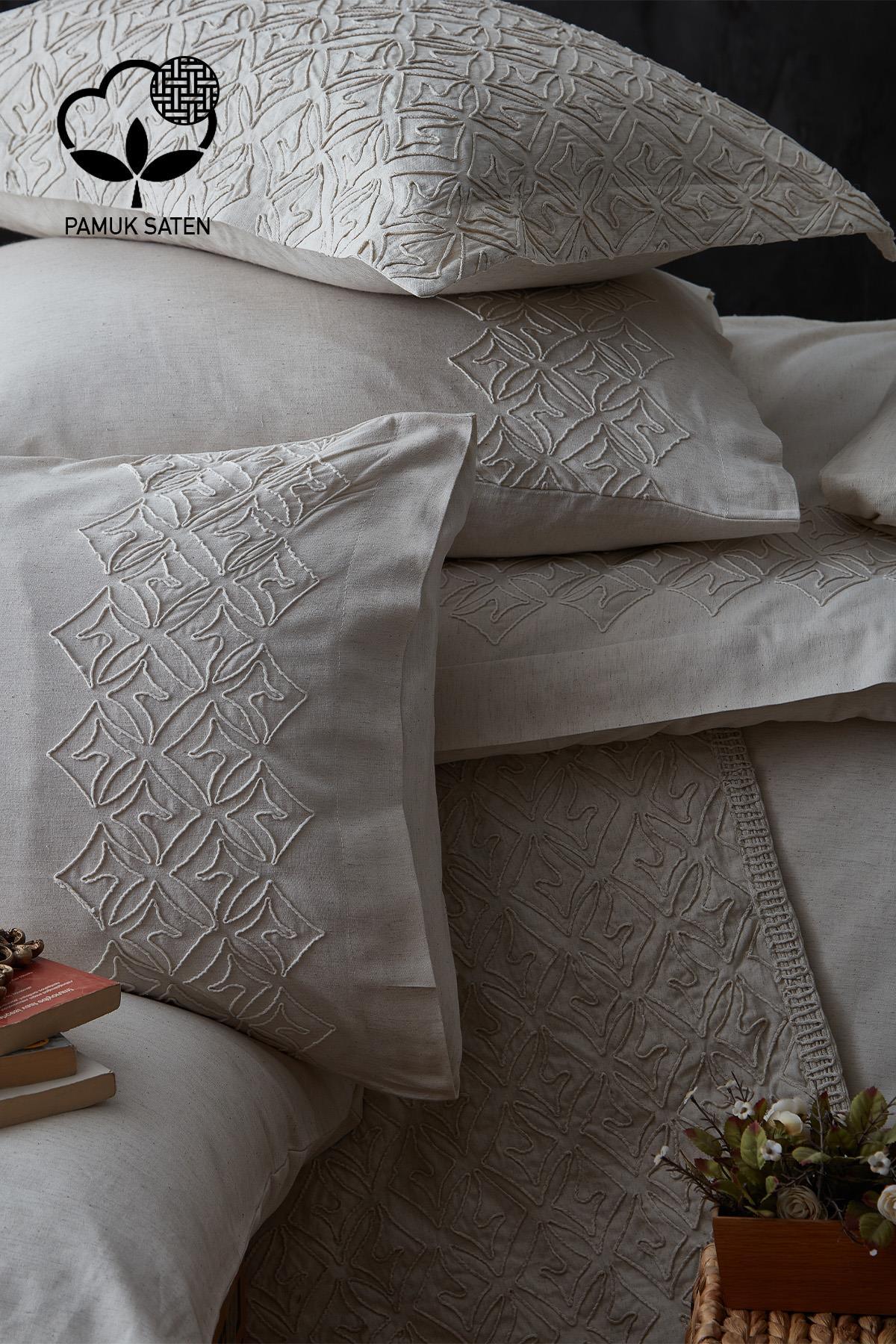 Parure de lit double en satin de coton beige avec couvre-lit brodé et taies d'oreiller