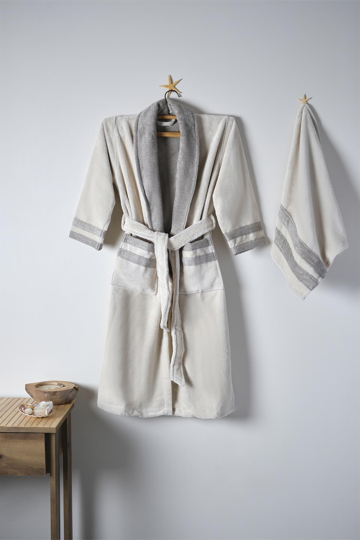 Ensemble de peignoir pour homme 100 % coton, peignoir à détails gris et serviette suspendus au mur