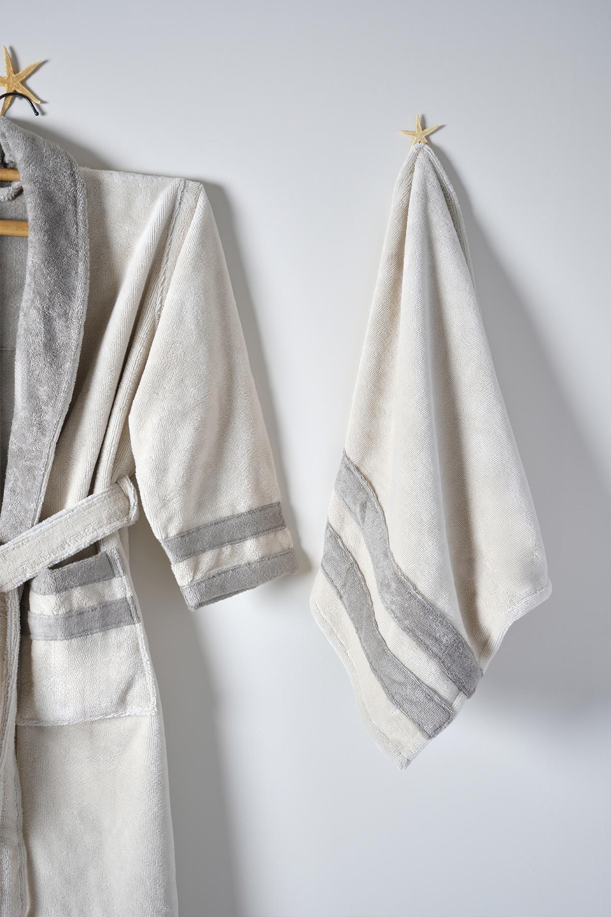 Ensemble peignoir et serviette en coton pour homme avec détails à rayures grises, suspendu au mur