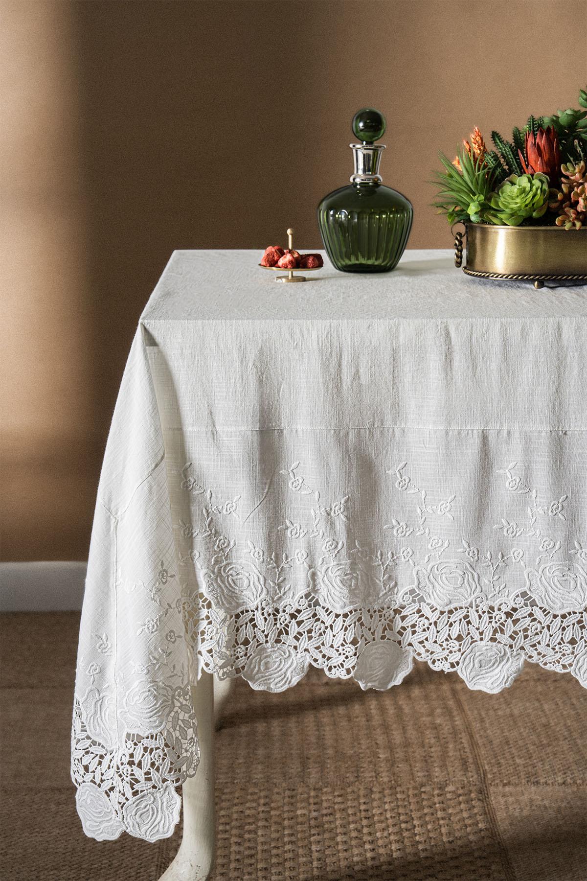 Nappe Morena à broderies florales, résistante aux taches et facile d'entretien (160 x 320 cm)