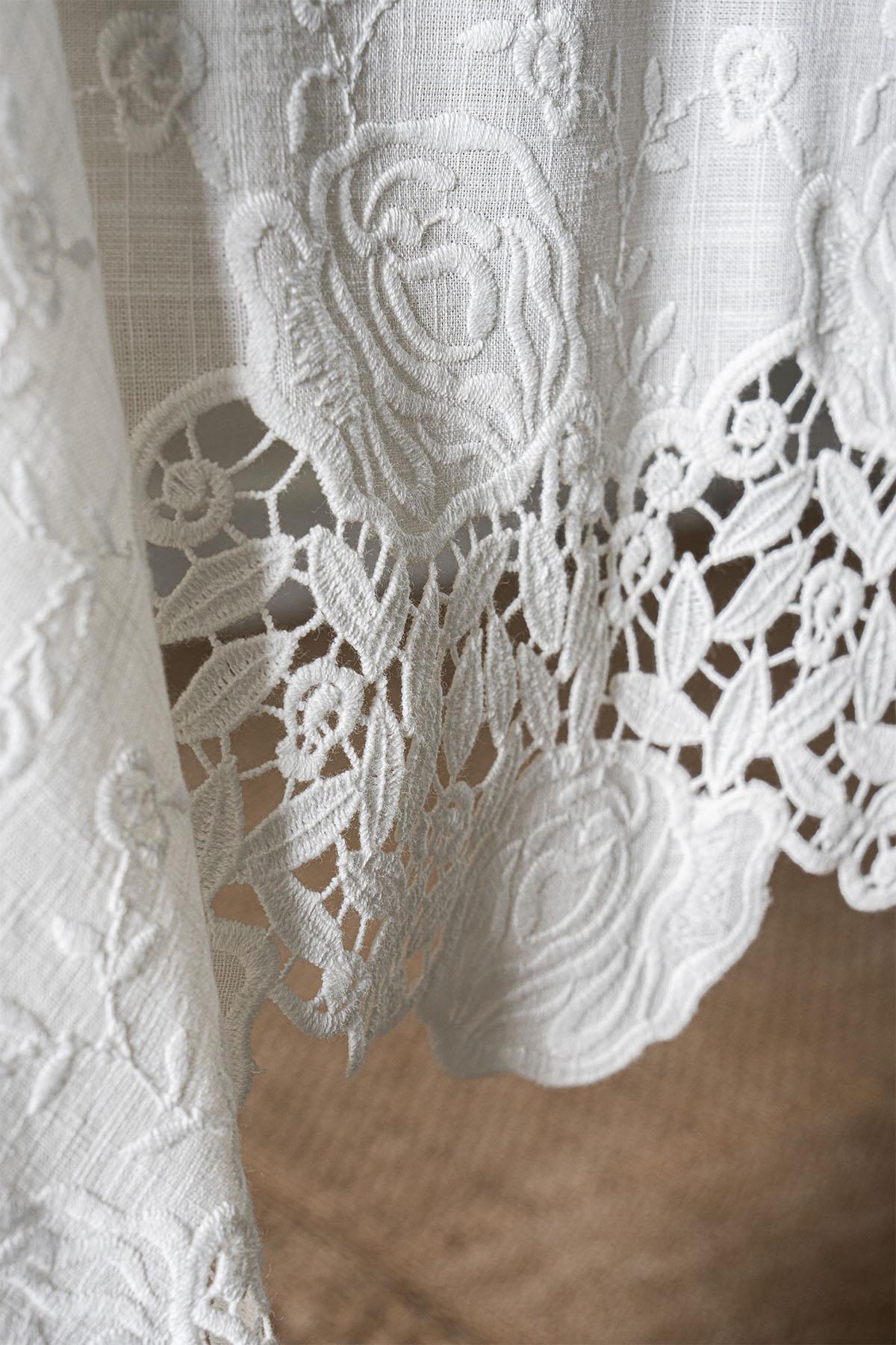 Nappe Morena à broderies florales, résistante aux taches et facile d'entretien (160 x 320 cm)