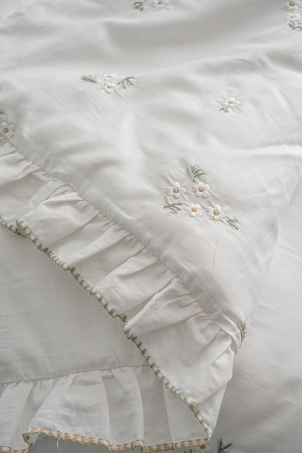 Parure de lit 6 pièces Nadia Daisy en satin de coton brodé, taille super king