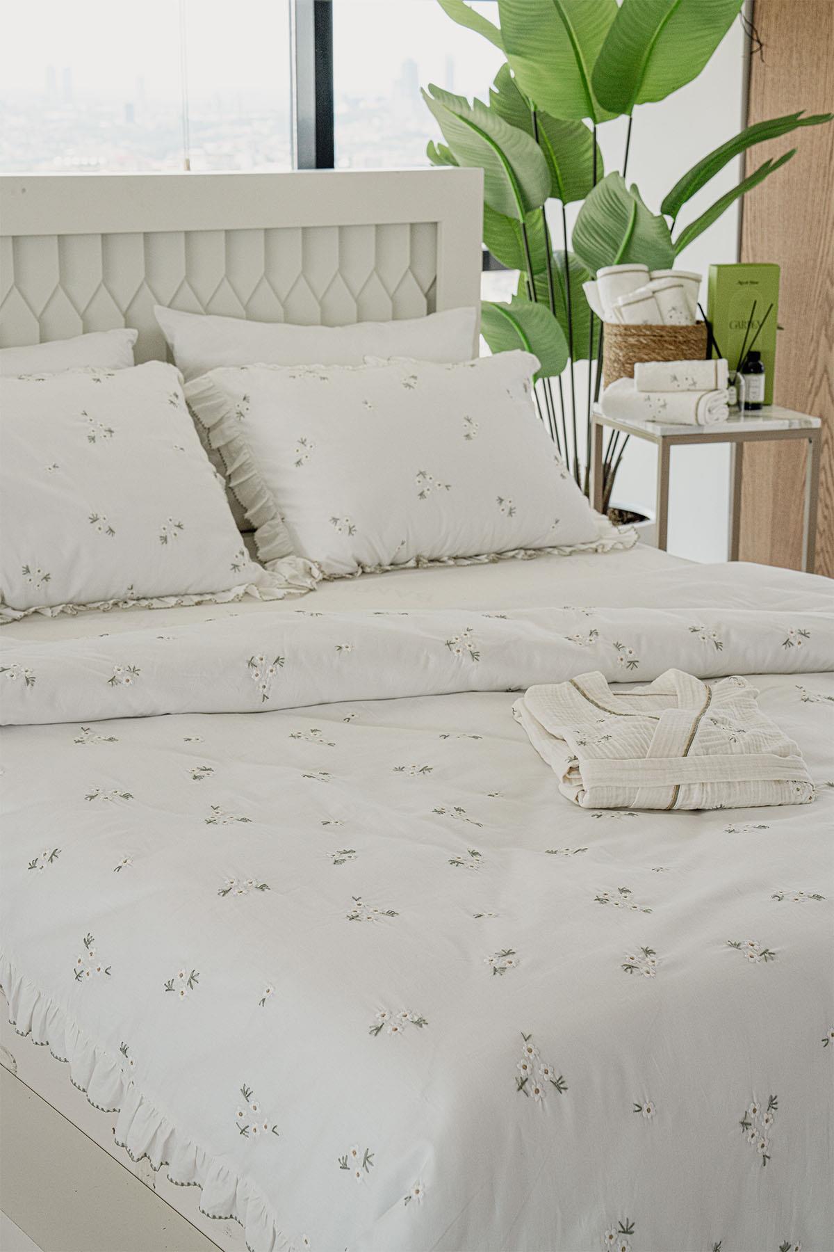 Parure de lit 6 pièces Nadia Daisy en satin de coton brodé, taille King