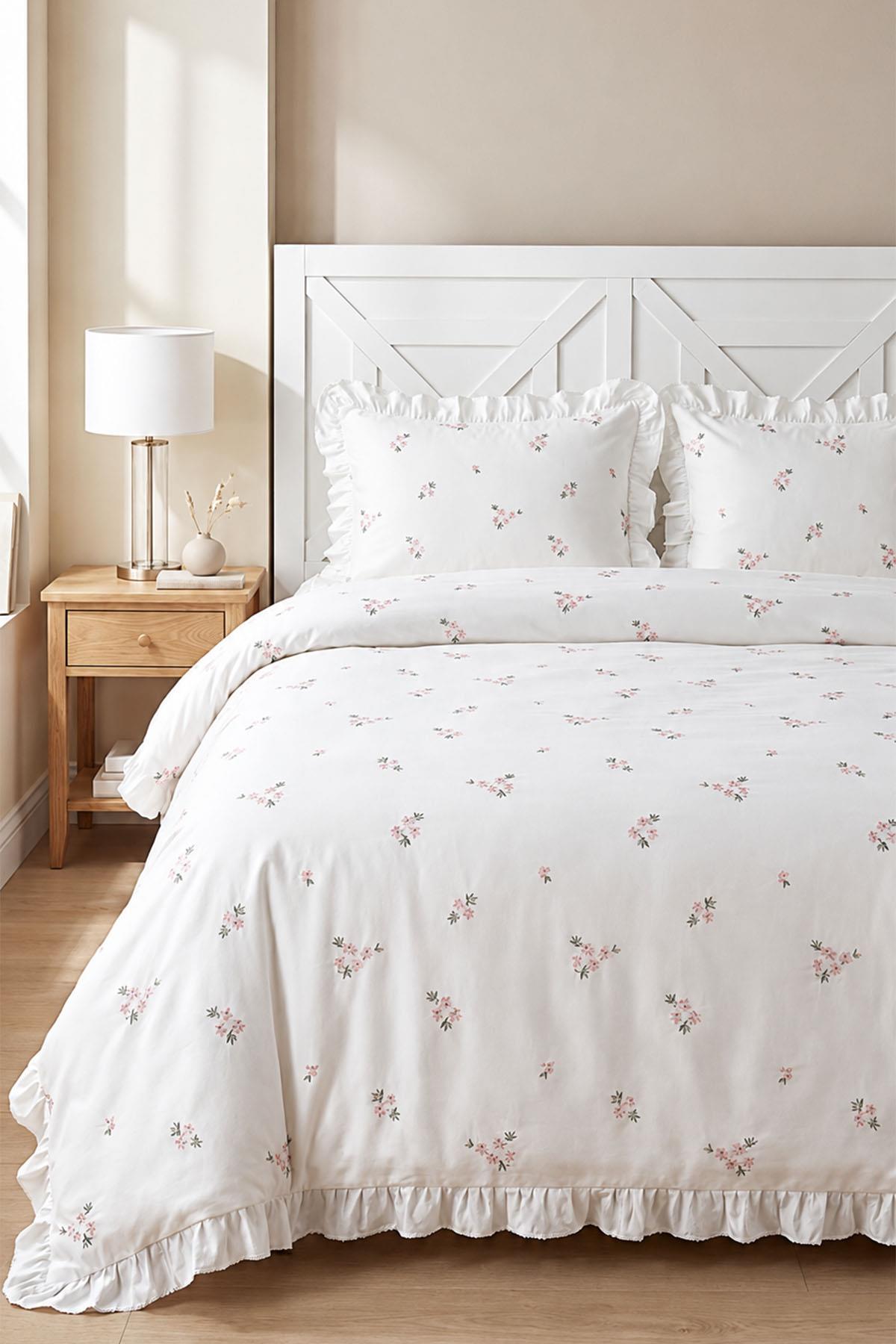 Parure de lit 6 pièces Nadia Daisy en satin de coton brodé, taille King