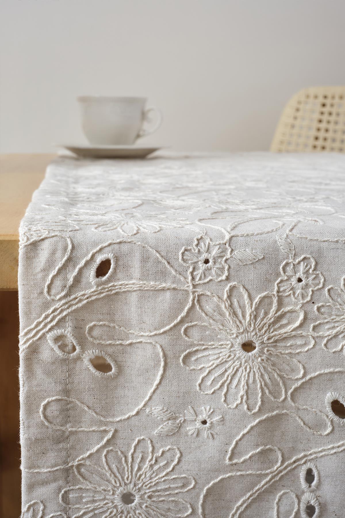Chemin de table crème brodé, motif floral, décoration de table moderne