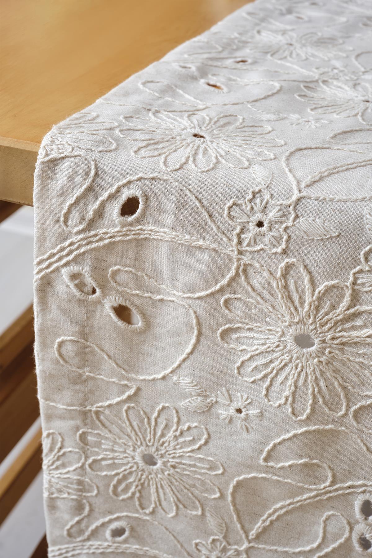 Chemin de table crème en dentelle avec broderies à motifs floraux