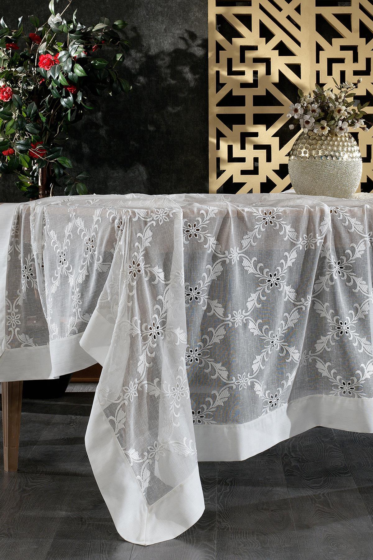 Nappe blanche sans souci et antitache, avec motif en dentelle florale, sur une table au décor moderne