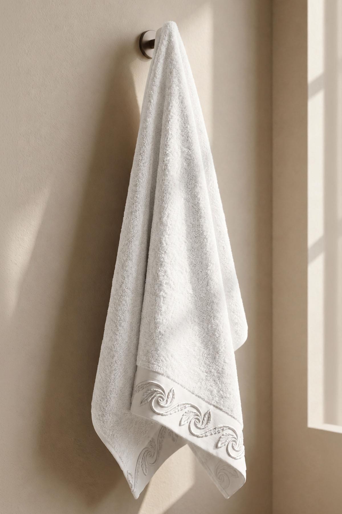 Serviette de visage Latina à motif feuilles brodées (50 x 90 cm)