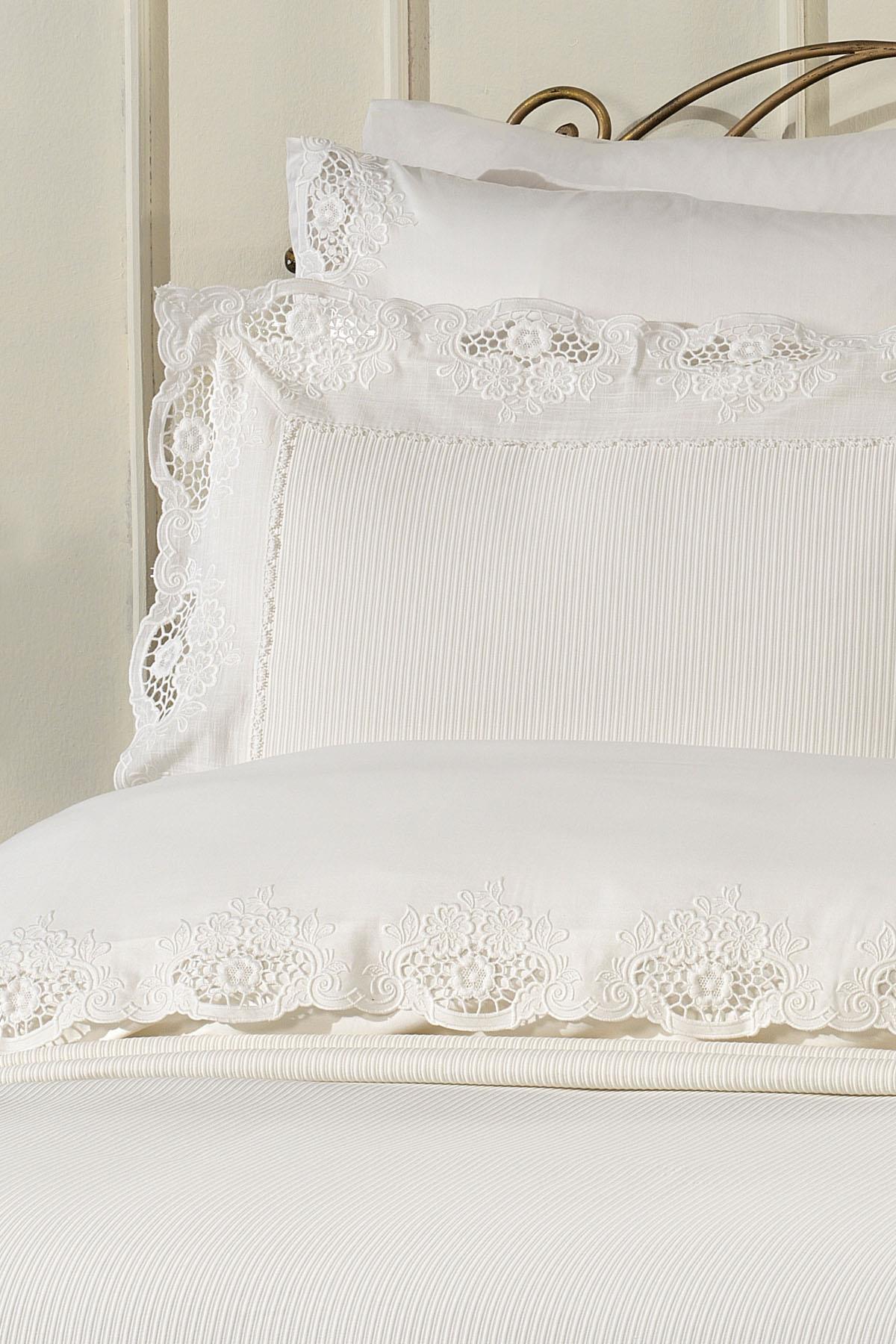Ensemble de couette et couette 9 pièces Puerta à broderies florales, format king size.