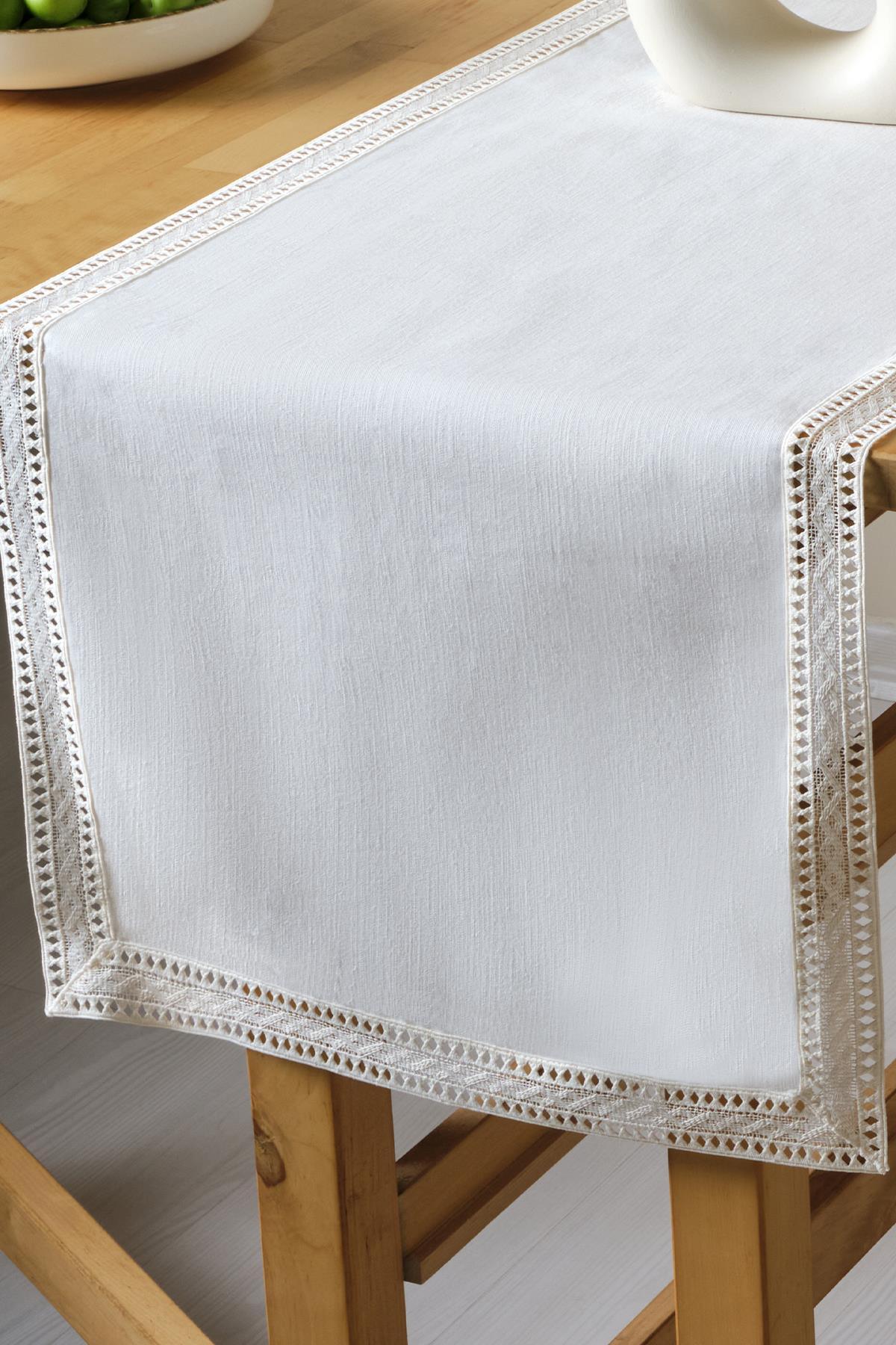 Chemin de table blanc avec détails en dentelle sur une table en bois, linge de table décoratif 40x140 cm