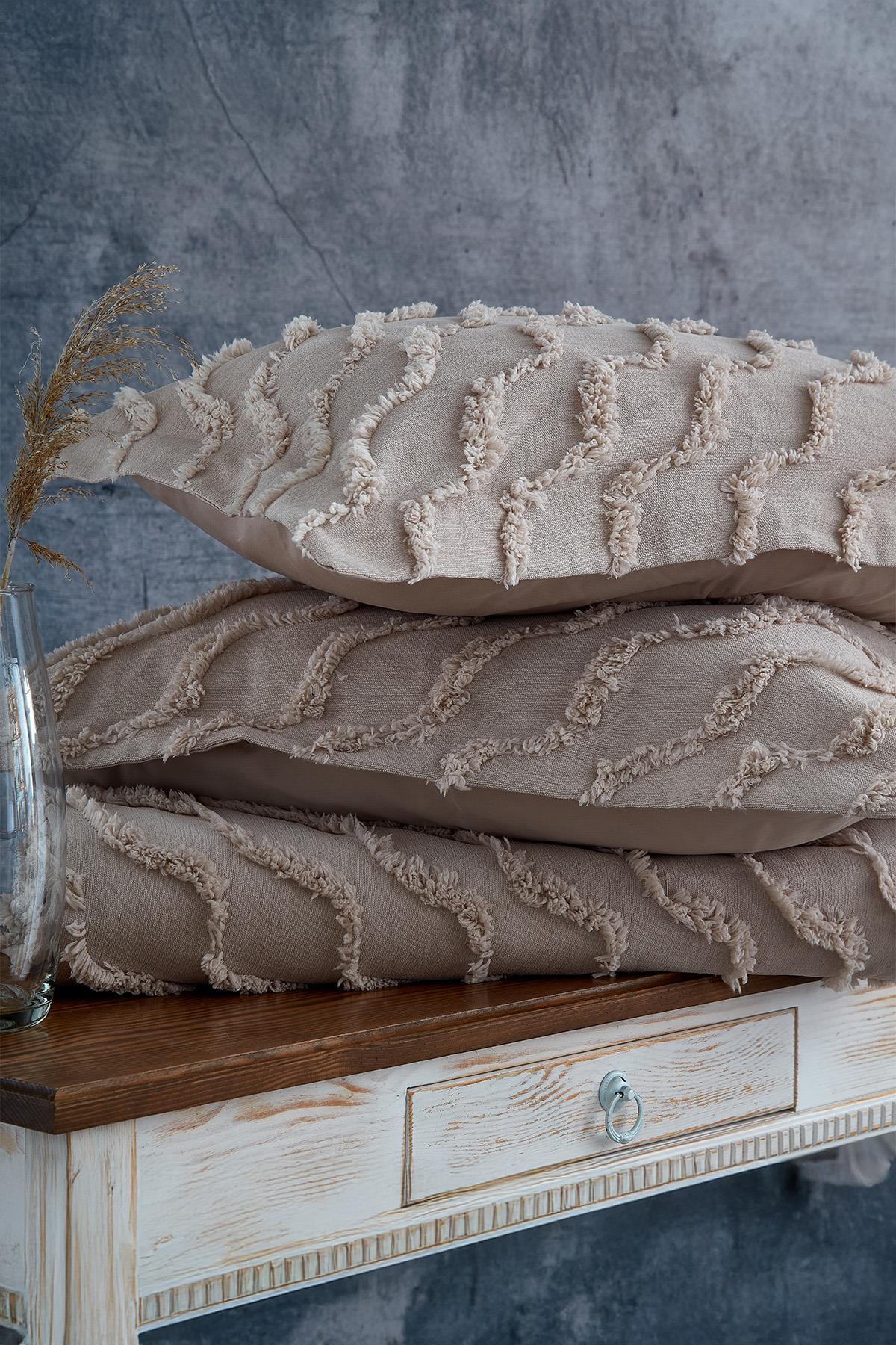 Couvre-lit une personne et coussins décoratifs à motif ondulé, couleur beige, texture lin