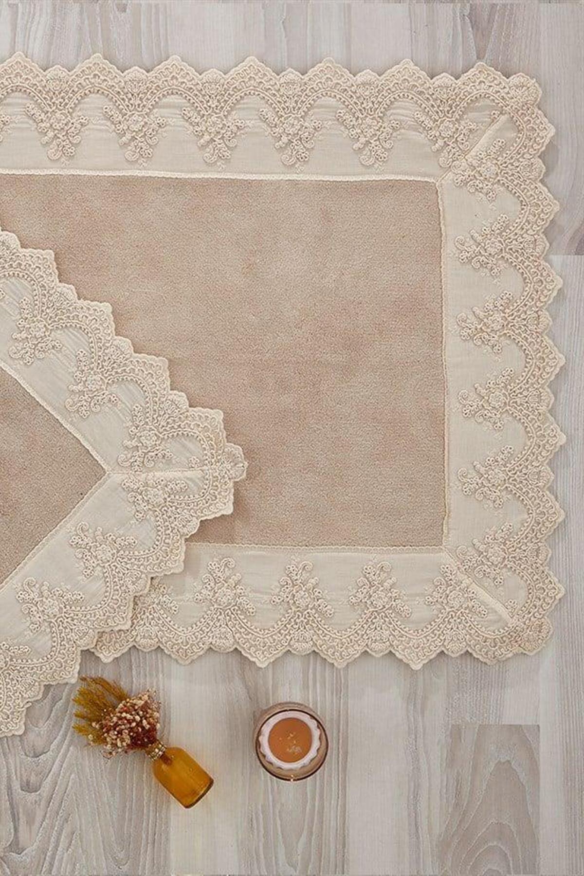 Ensemble de 2 tapis rectangulaires couleur crème avec broderies en dentelle, disposés de manière décorative sur un sol en bois