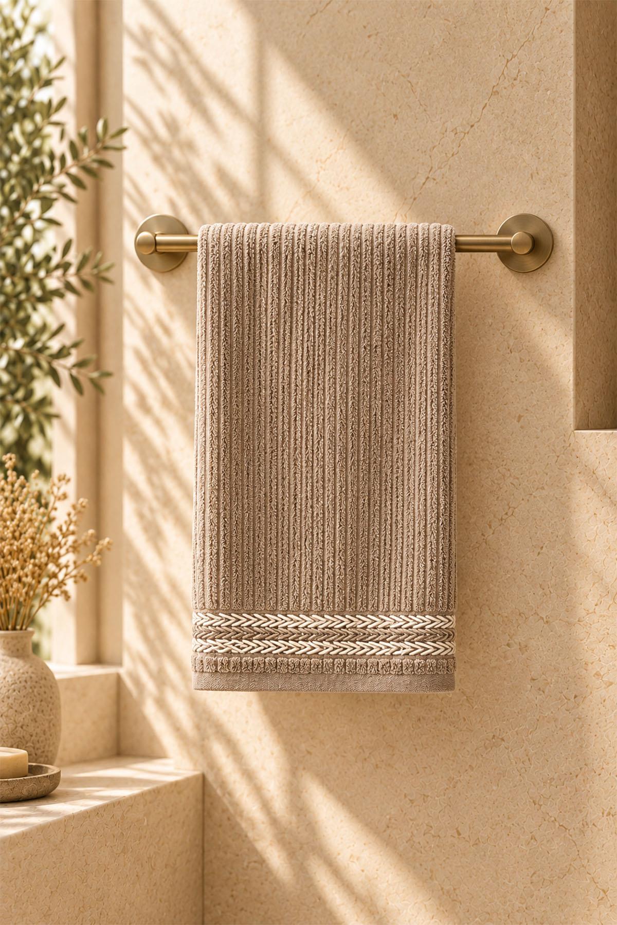 Serviette de bain Velora rayée et brodée (90 x 150 cm)